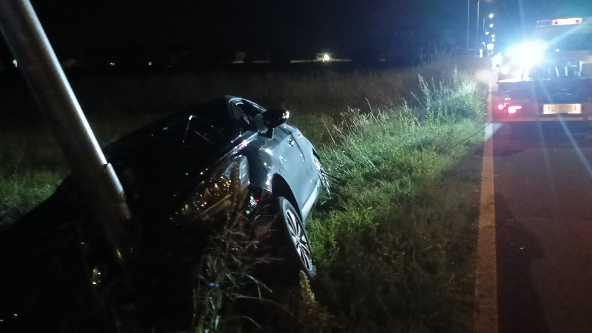 Sarmato, perde il controllo dell'auto e va contro un palo della luce: ferito all'ospedale