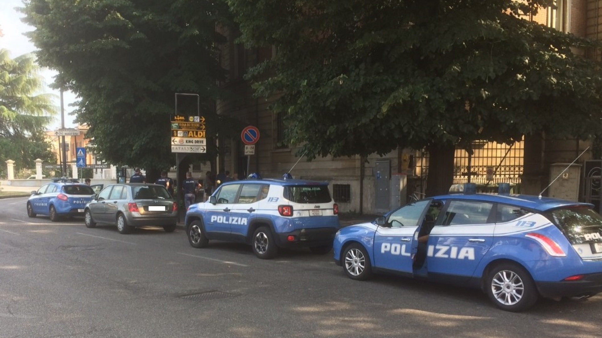 Ubriaco si aggira per via Roma brandendo due coltelli: bloccato dalla polizia