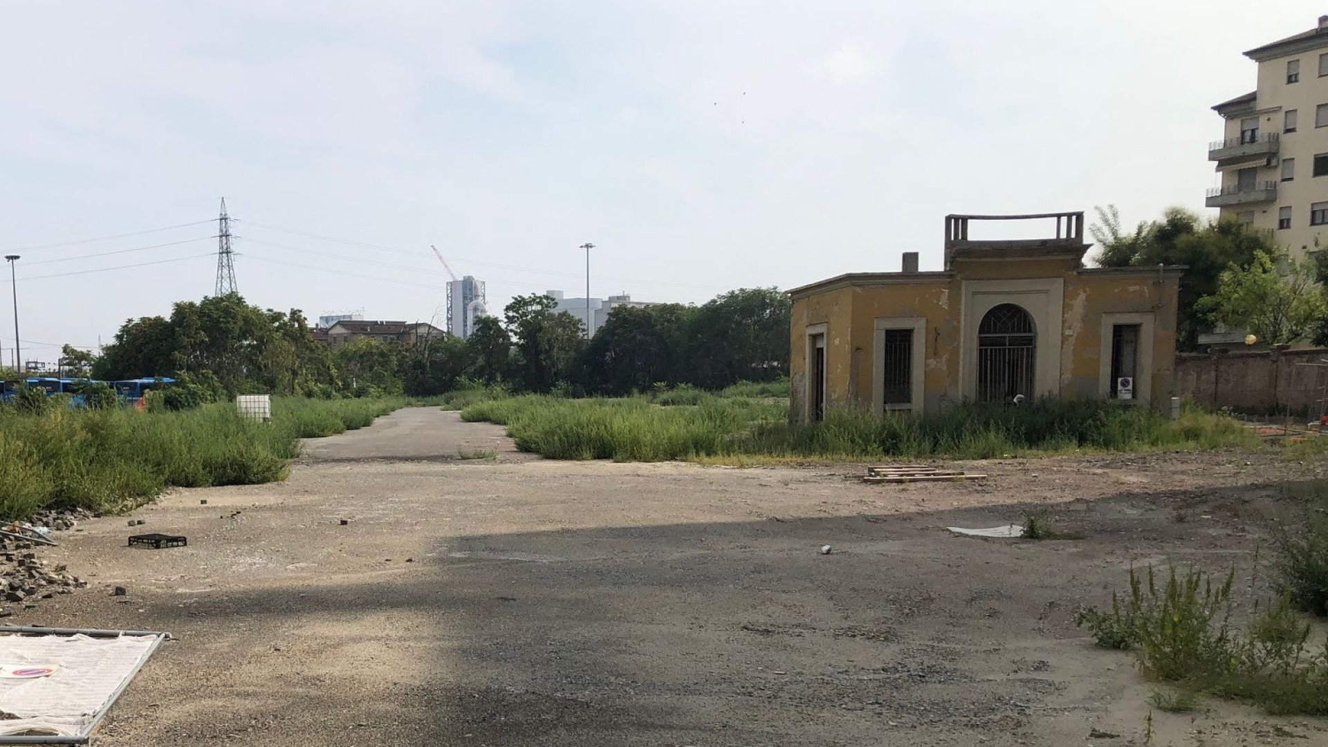 Fermo l'iter del parcheggio nell'ex ortomercato. Proteste tra i residenti: "Serve decoro"