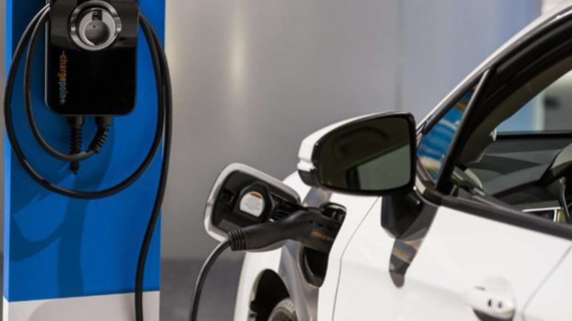 Jaguar contro i No-Watt:la guida per smentire le fake news sulle auto elettriche