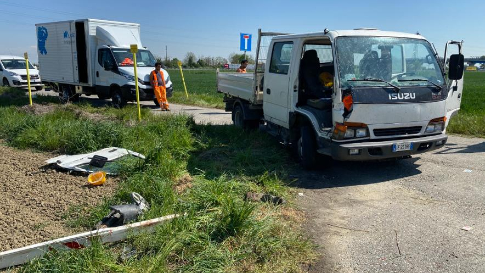 Sbarra di ferro trafigge operaio alla guida di un furgone: è grave