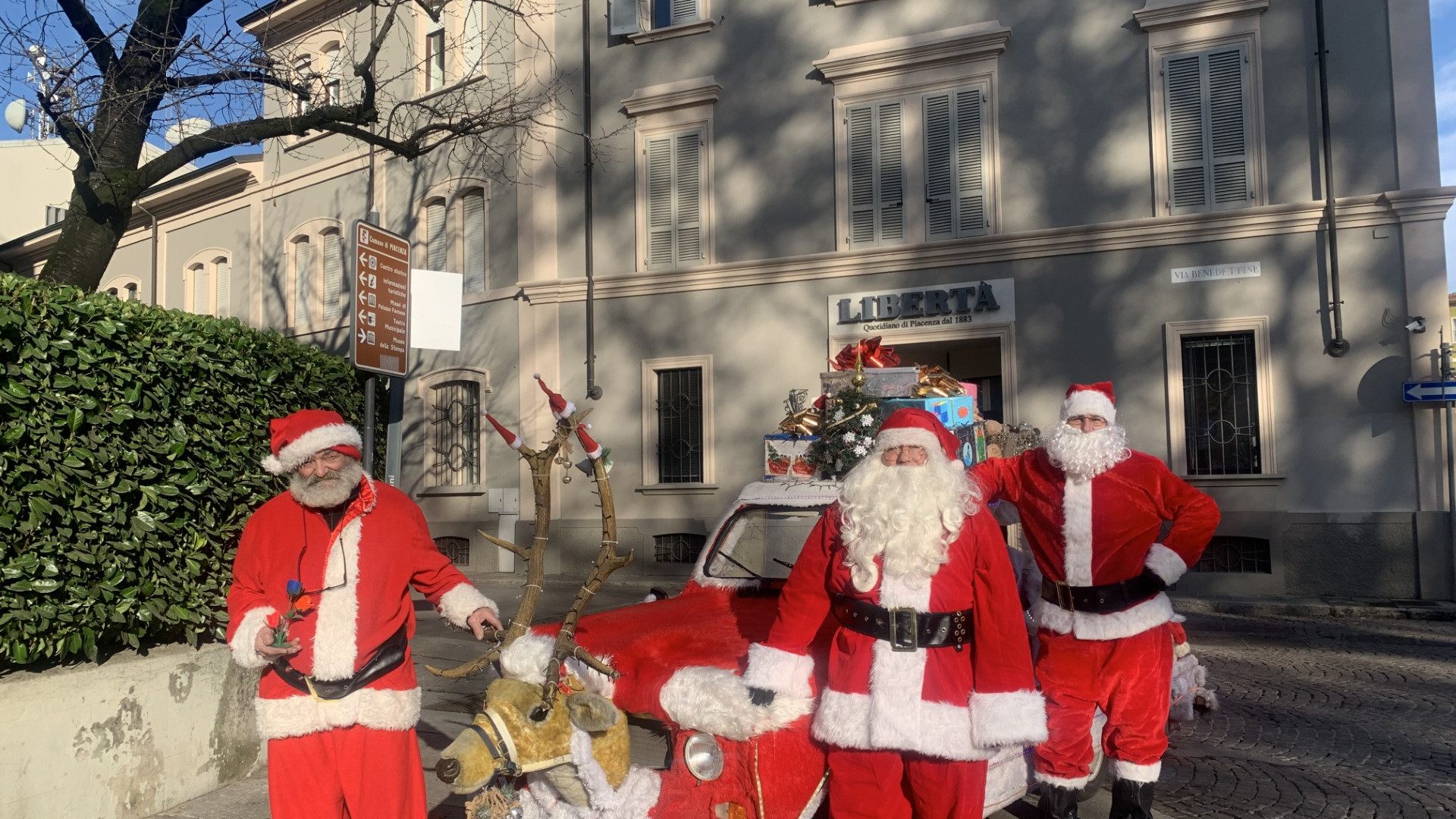 Anche una renna per la supercar dei babbi natale. "Da 17 anni portiano doni"
