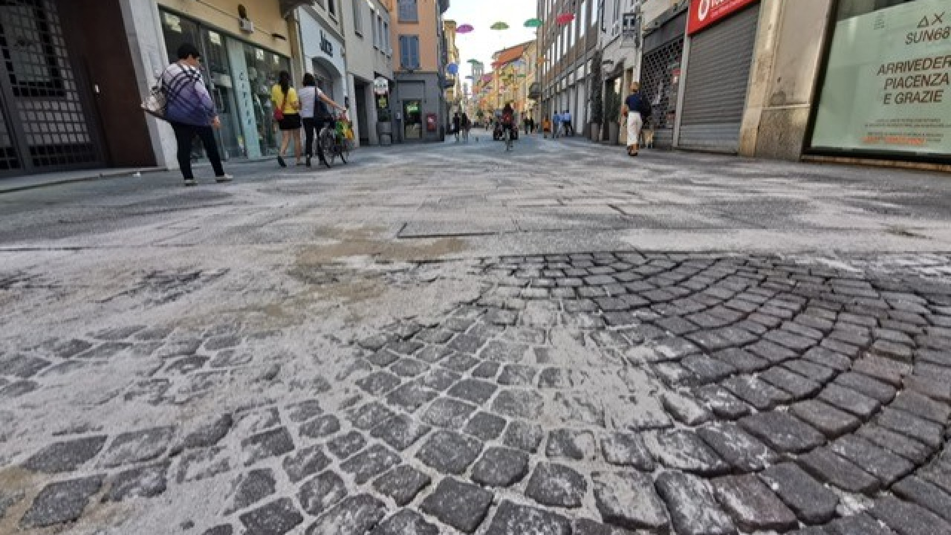 Spazzatrice perde olio nella notte, Corso imbrattato. Interviene Iren e pulisce