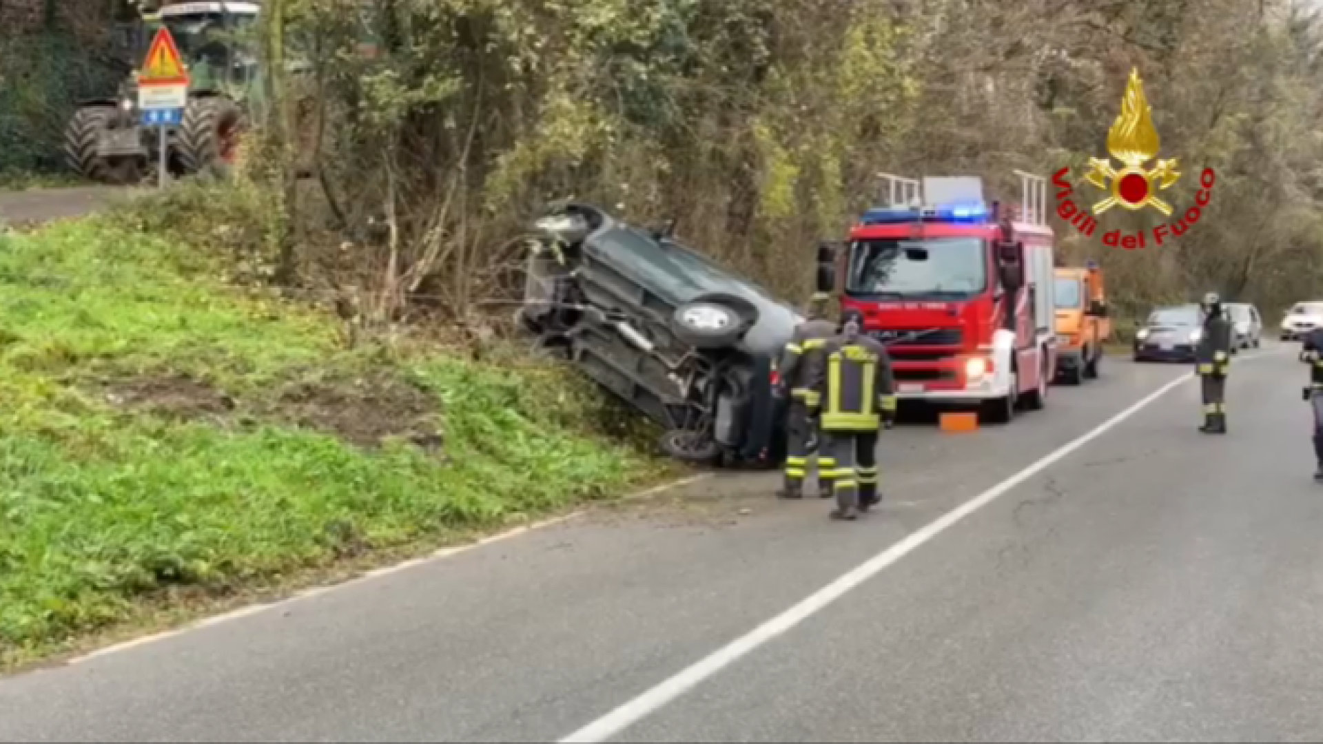 Perde il controllo e si ribalta con l'auto lungo la Statale 45: uomo in gravi condizioni
