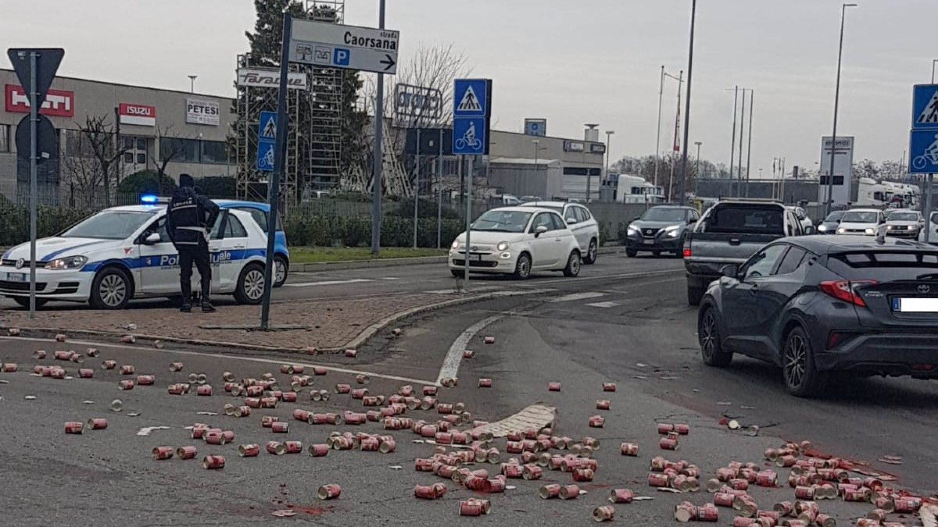 Camion perde le scatole di pelati in due rotonde sulla Caorsana