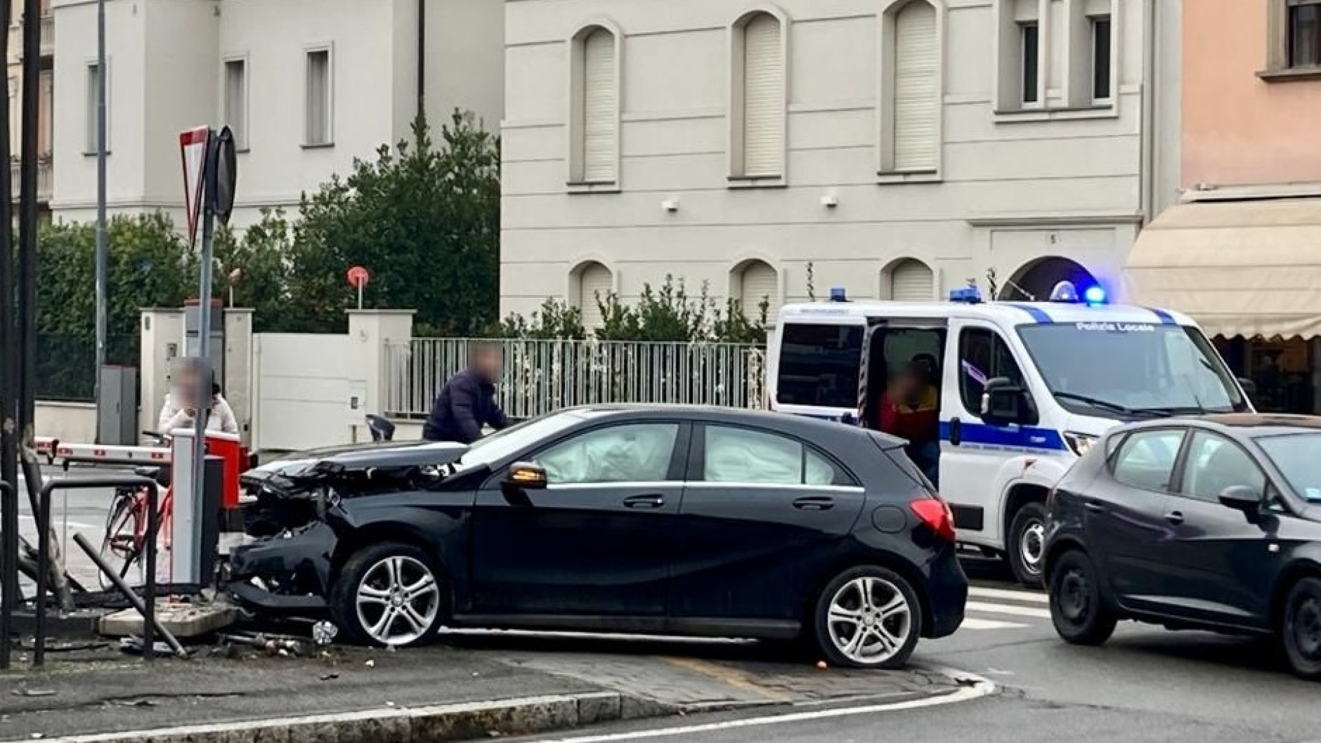 Piazzale Medaglie d'Oro, auto sbanda e si schianta contro un palo
