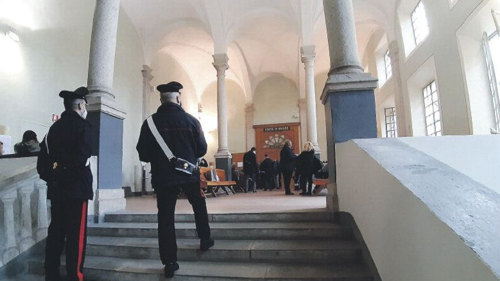 Bimbo di 5 anni in lacrime solo in strada, la  madre offre soldi alla pattuglia per tacere