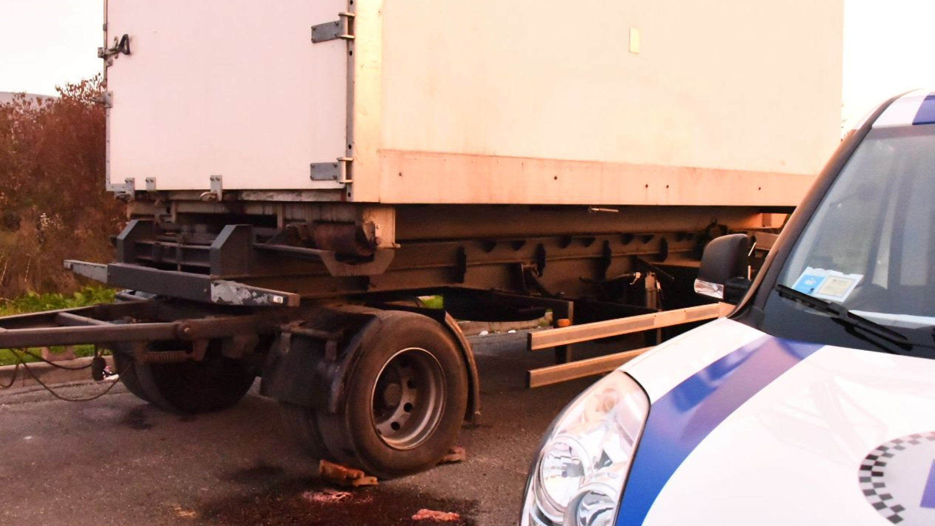 Sangue dal rimorchio sulla Caorsana, automobilisti chiamano la Municipale