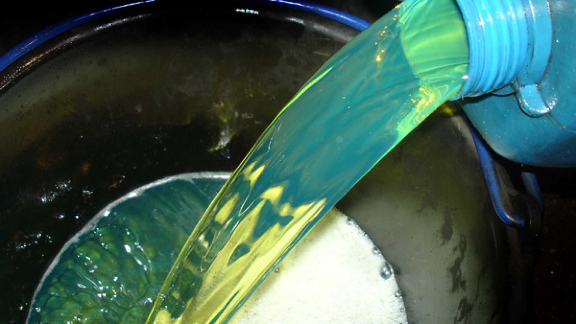 Spaccata notturna in officina, spariscono 2mila litri di gasolio