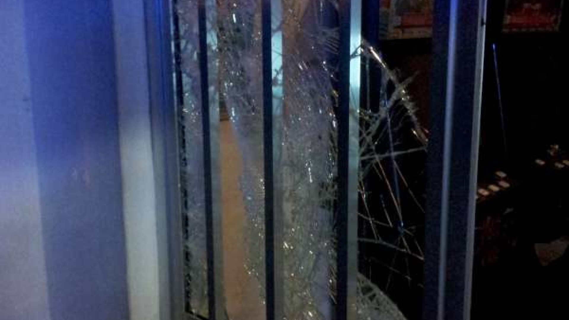 Porta in frantumi al centro sportivo di Caorso, colpo a vuoto nella notte