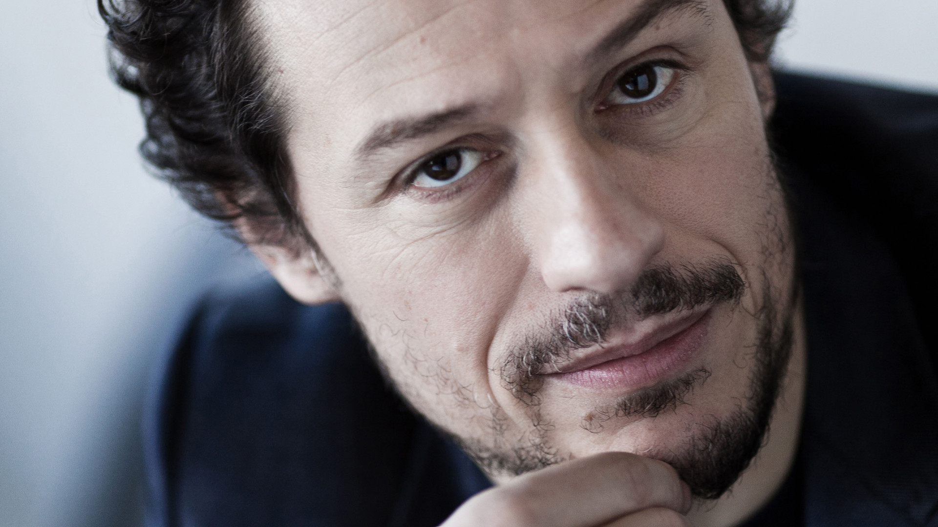 Stefano Accorsi apre questa sera il Festival di Teatro Antico di Veleia