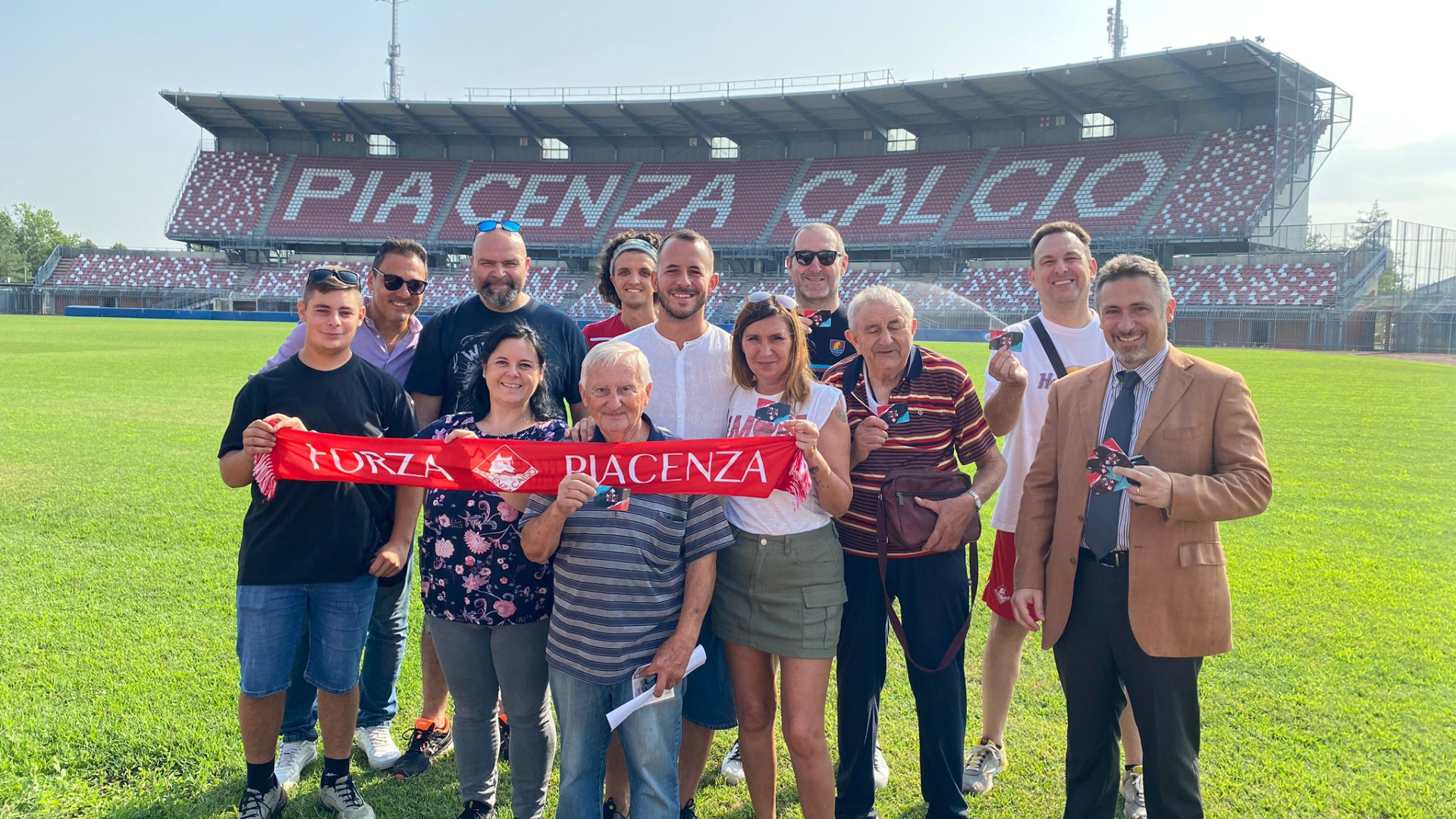 Piacenza Calcio, capitan Silva firma i primi abbonamenti fra l'entusiasmo dei tifosi