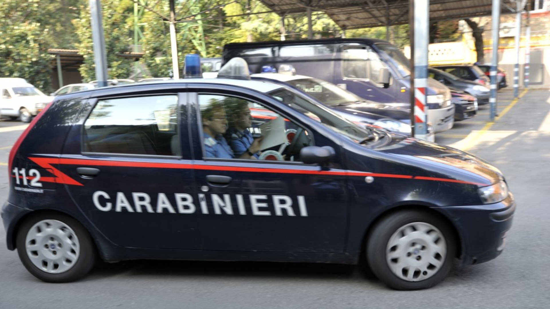 Tenta di rubare un'auto ma viene bloccato dai carabinieri