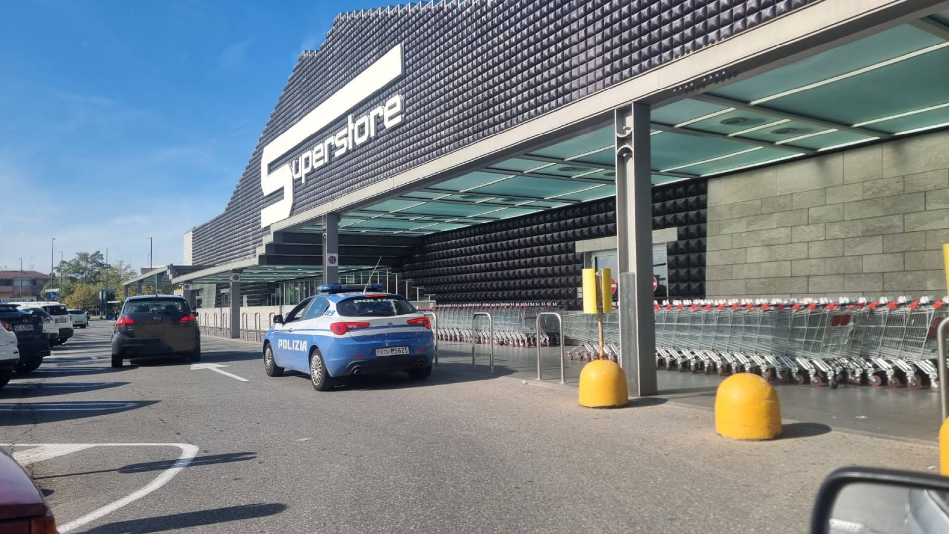 Va a fare la spesa, inveisce contro il cassiere e distrugge i fiori esposti: denunciato
