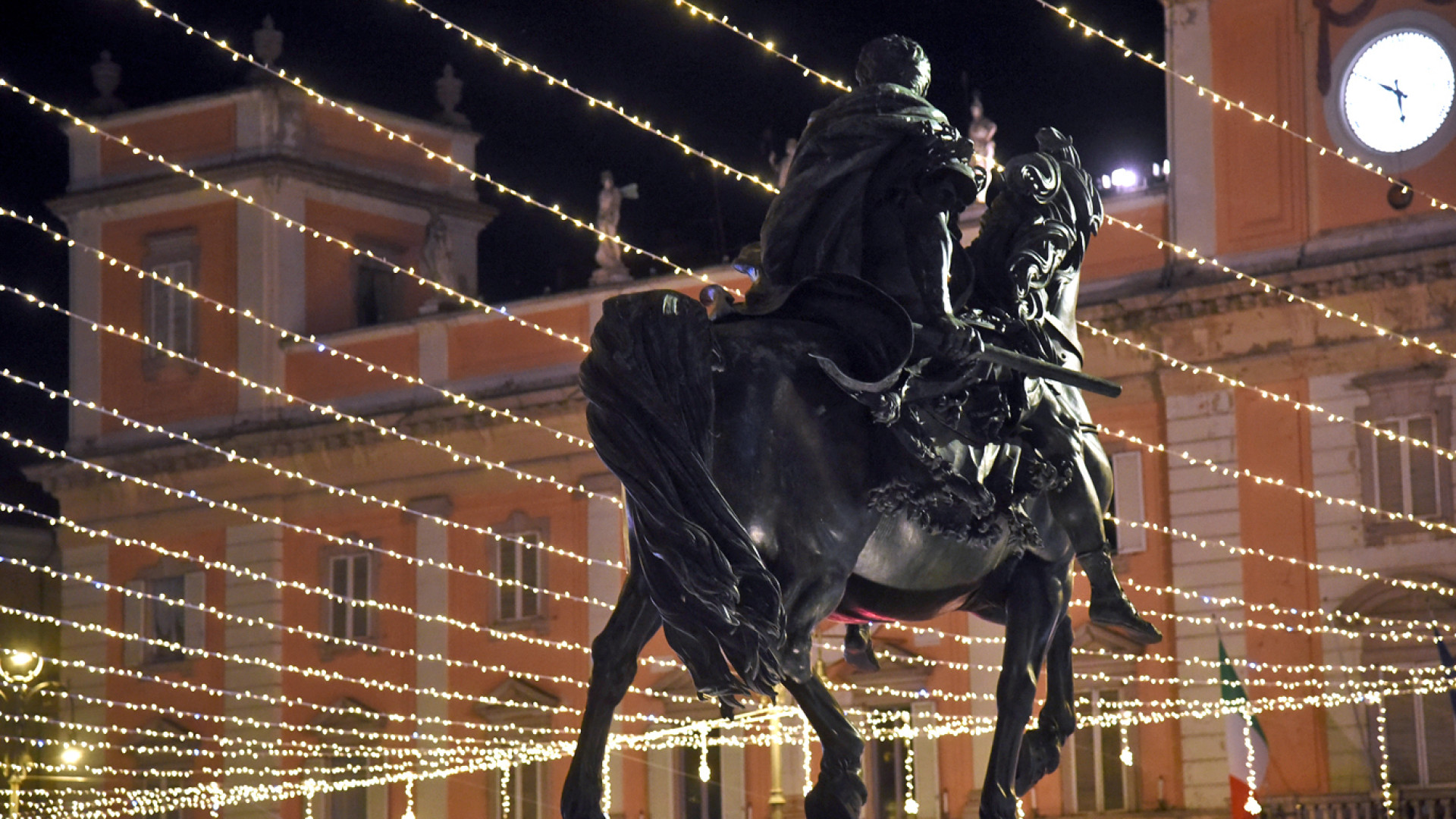 Natale a Piacenza: mercatino, cori, trenino e pattinaggio. Sabato accensione dell'albero