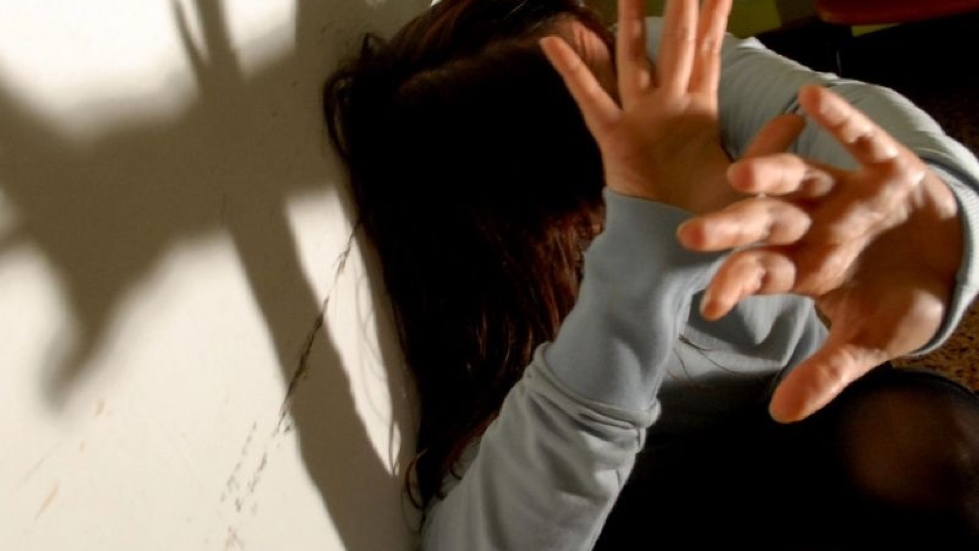Via Garibaldi, lite violenta tra ex, colpito anche un agente. Arrestato
