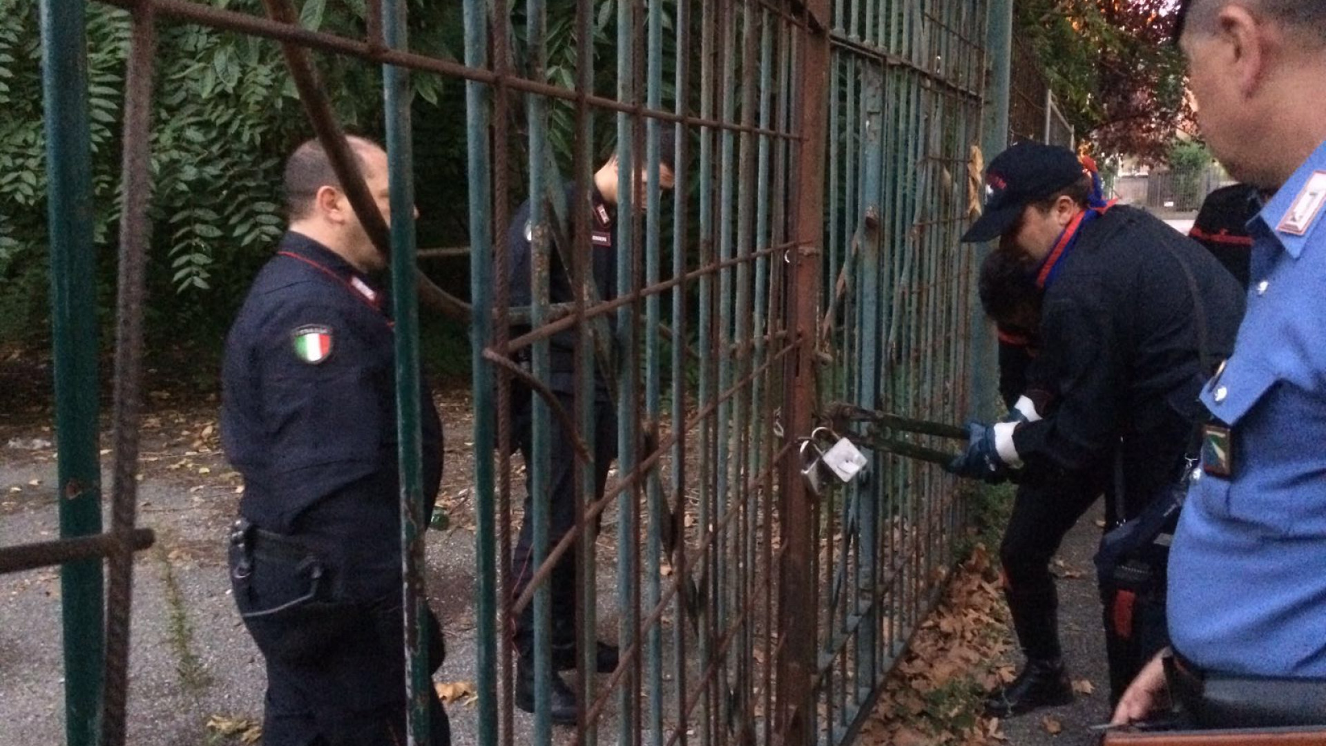 Sporcizia e degrado, sgomberato palazzo a Fiorenzuola: cinque abusivi