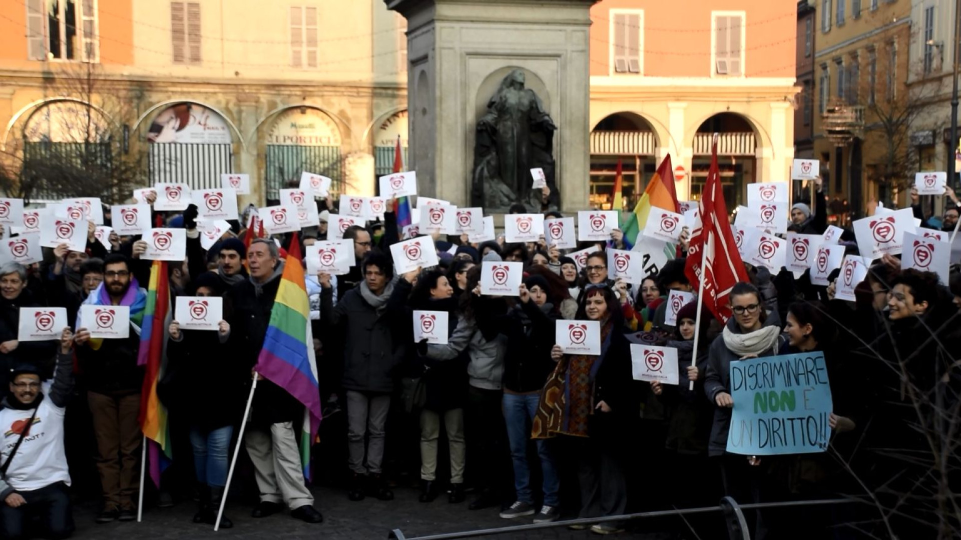 Unioni civili, le sveglie suonano in piazza Duomo. "Un registro a Piacenza"