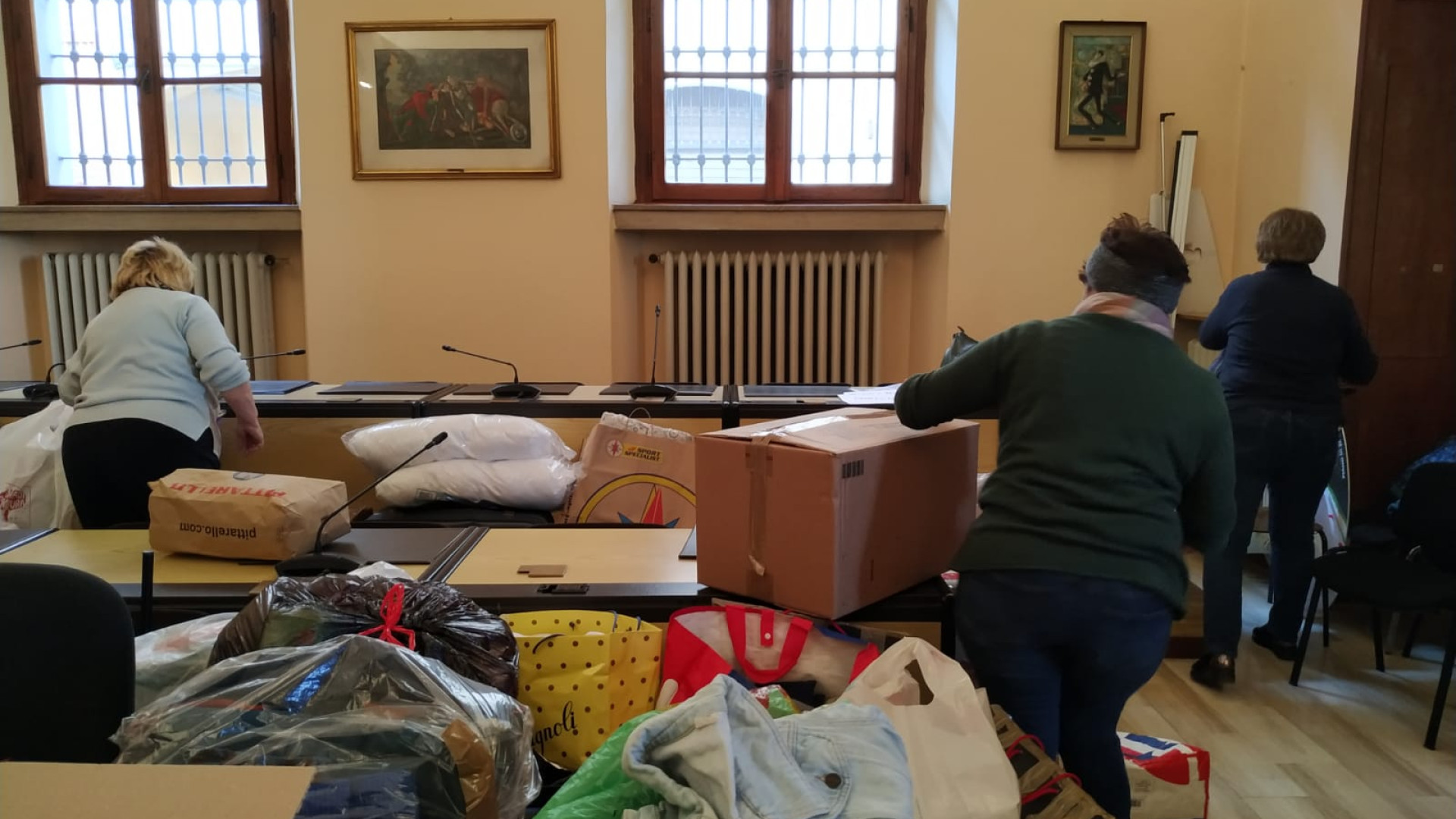 Portano aiuti agli ucraini, rientrano con donne e bambini in fuga dalla guerra