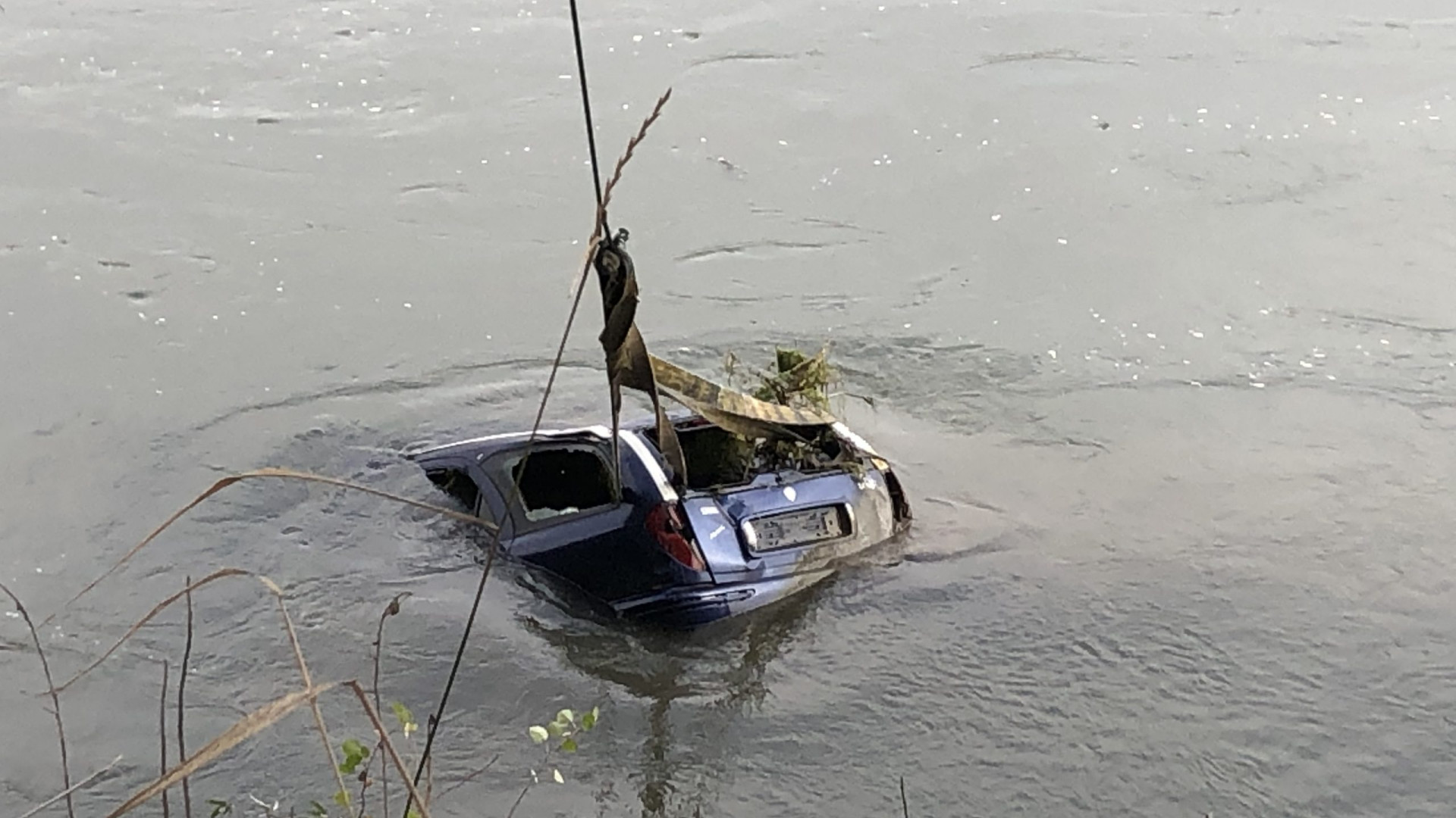 Boscone Cusani, recuperata dai vigili del fuoco l'auto emersa dopo la secca del Po
