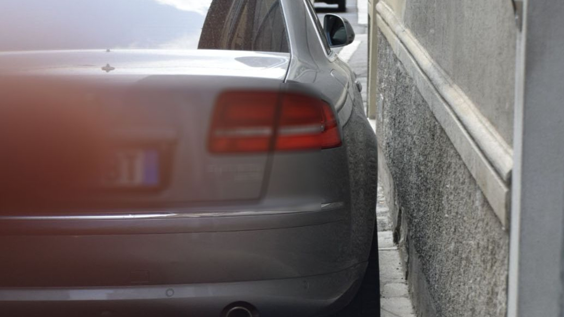 Marciapiedi invasi e incroci senza sensori acustici: la mobilità quasi impossibile dei ciechi