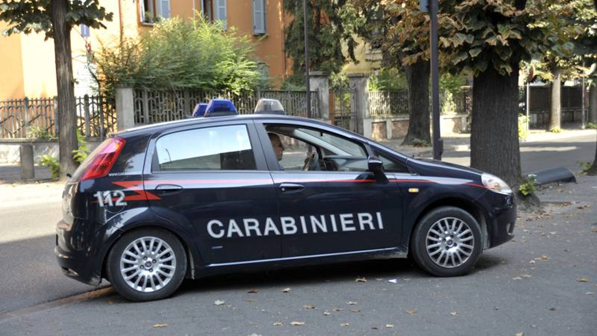 Ruba in un negozio, arrestato dai carabinieri. In tasca aveva un taglierino