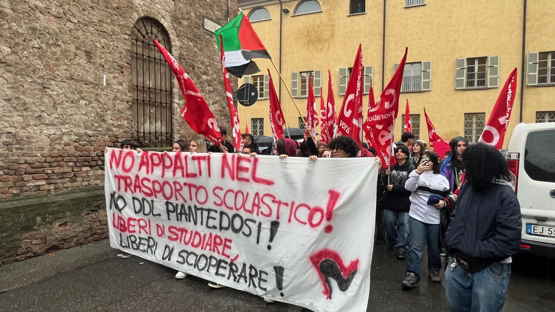 Studenti in corteo per ricordare Simran: "Più sicurezza nei trasporti"