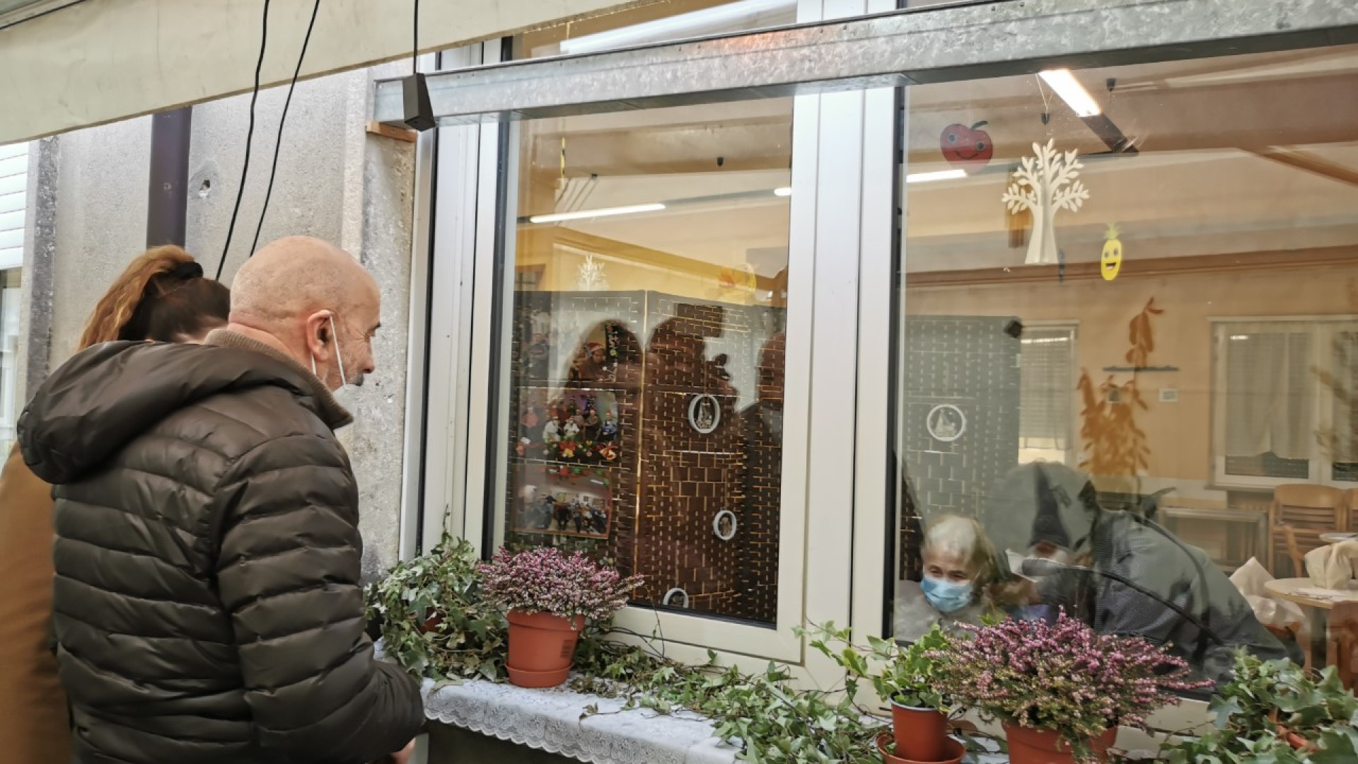 Il virus della solitudine: "Gli ospiti ci implorano di far entrare i loro cari per una carezza"