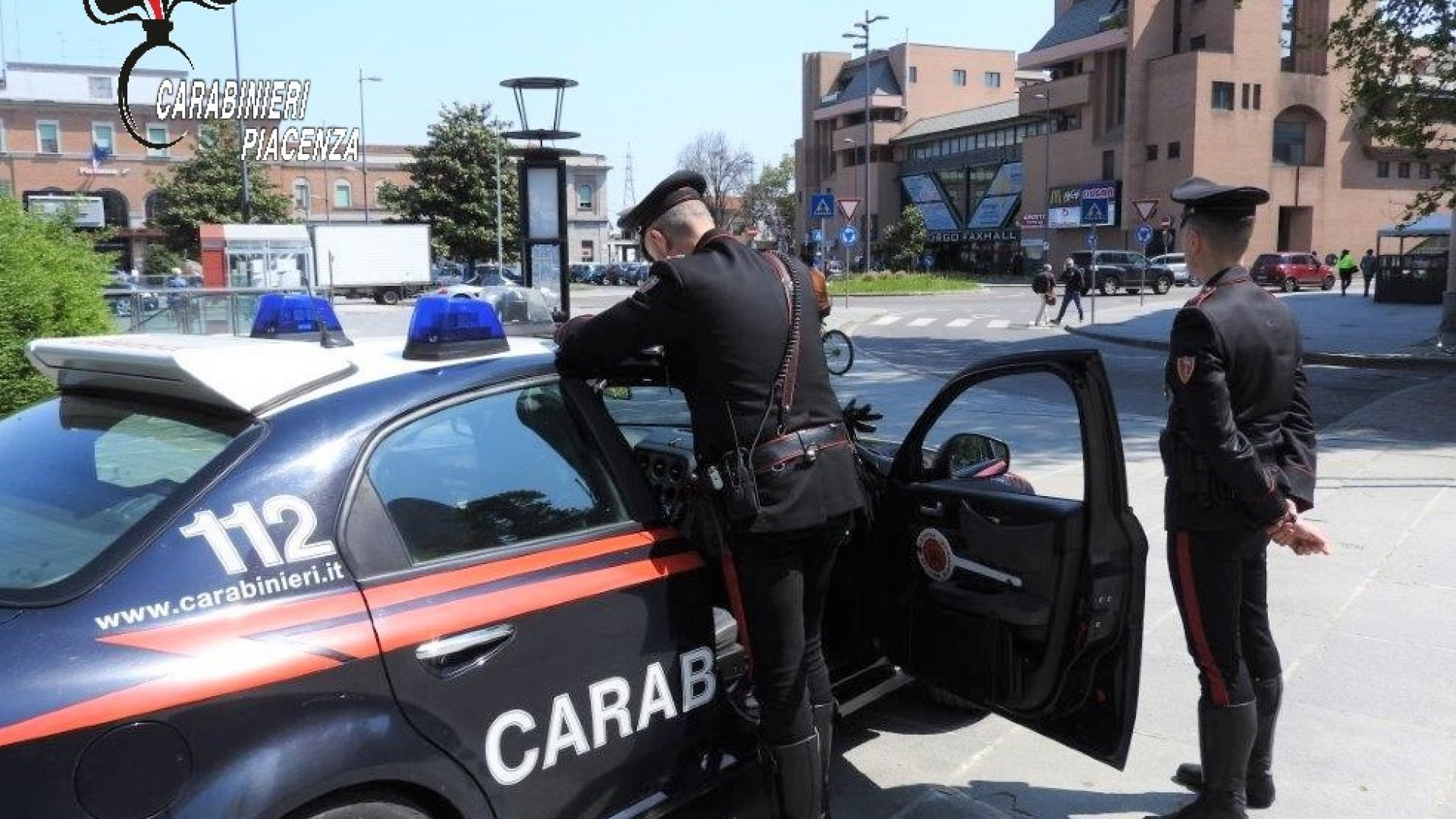 Non ha la patente, ma guida ubriaca fradicia: 19enne denunciata