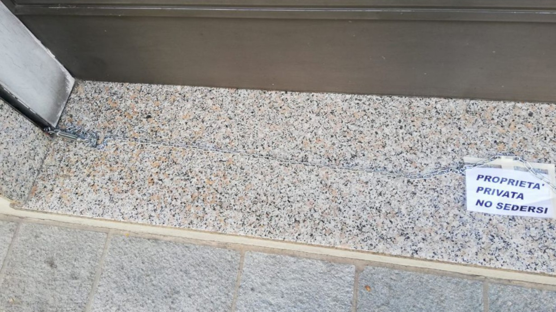 Salti sulle auto e bivacchi davanti alle vetrine. I residenti: "Più sicurezza"