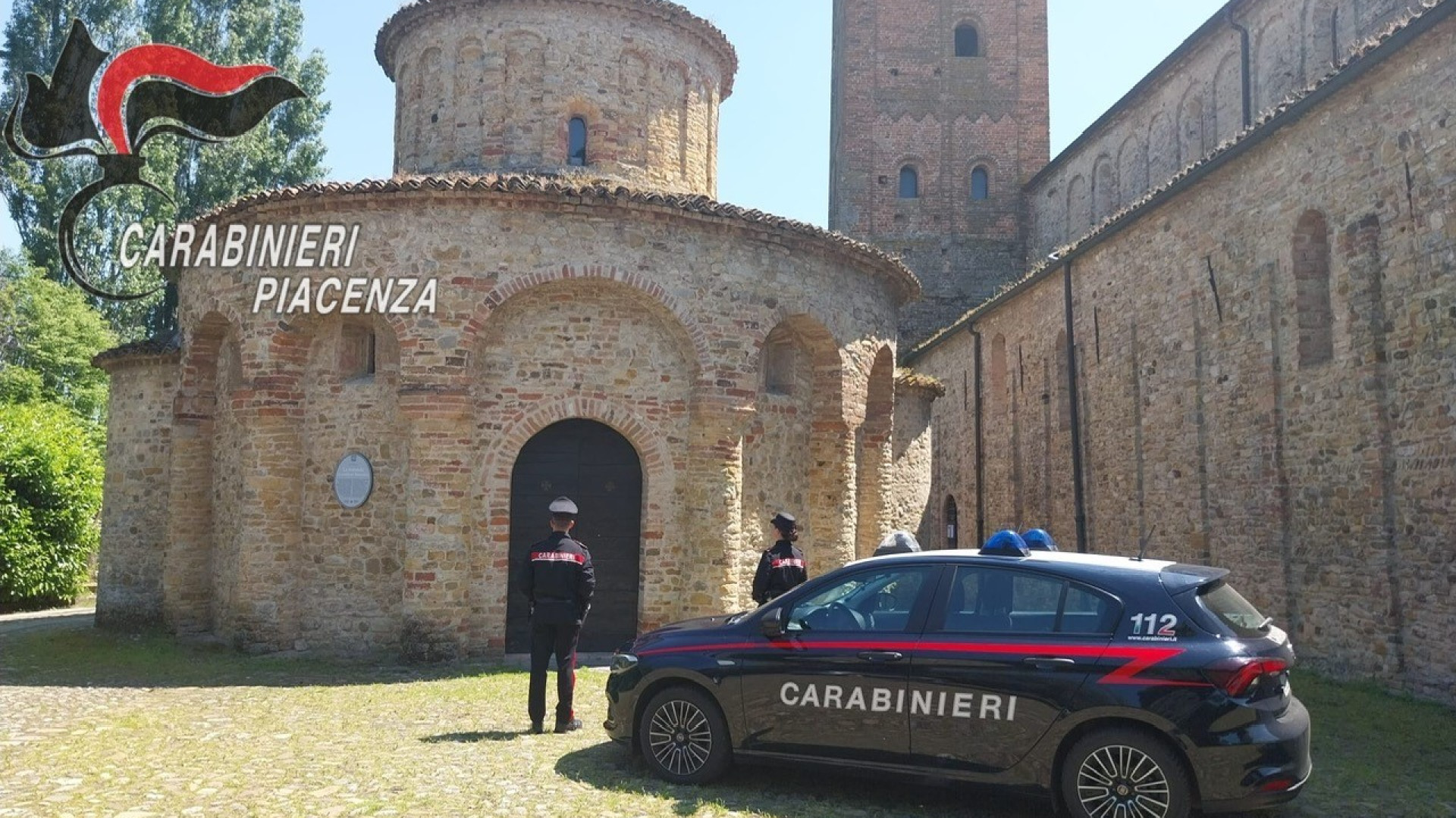 Forza le auto in sosta, ruba i Bancomat e ritira 1.750 euro: 39enne arrestato