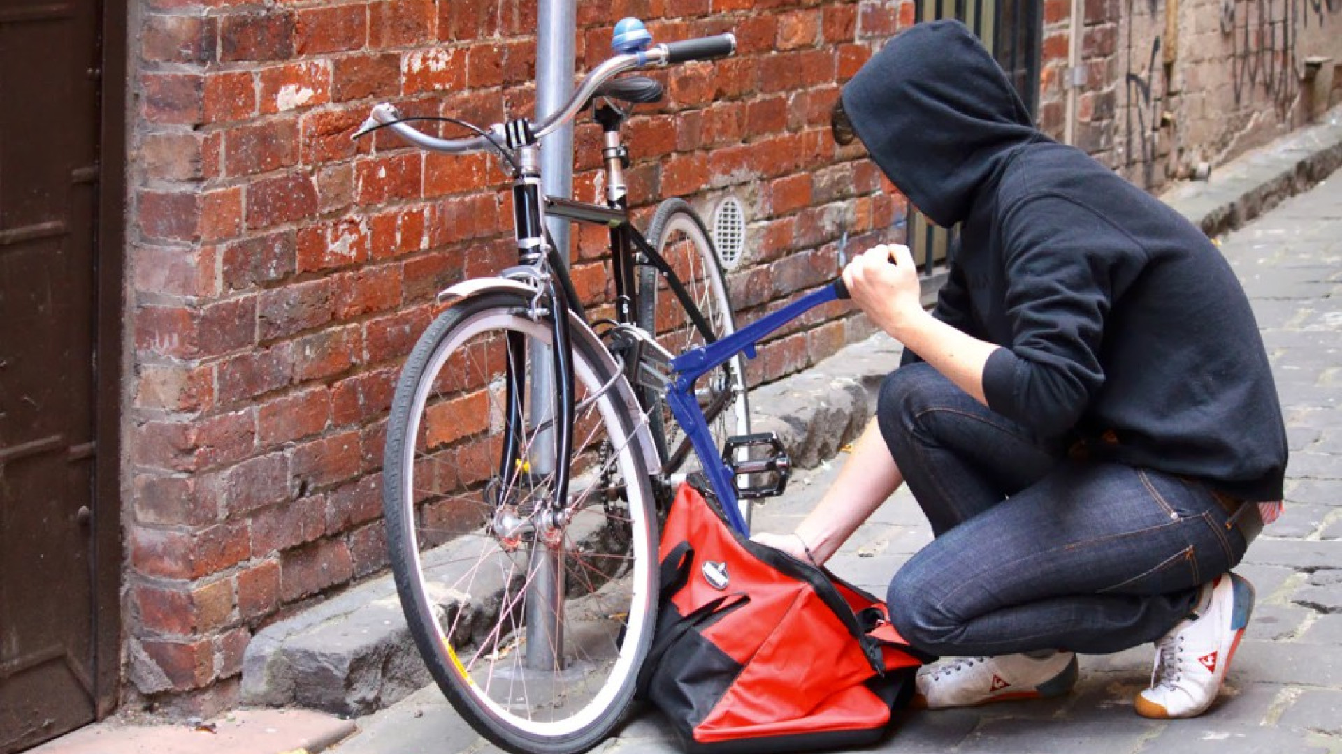 Boom di furti di biciclette: cittadini mobilitati, 50enne insegue il ladro a piedi
