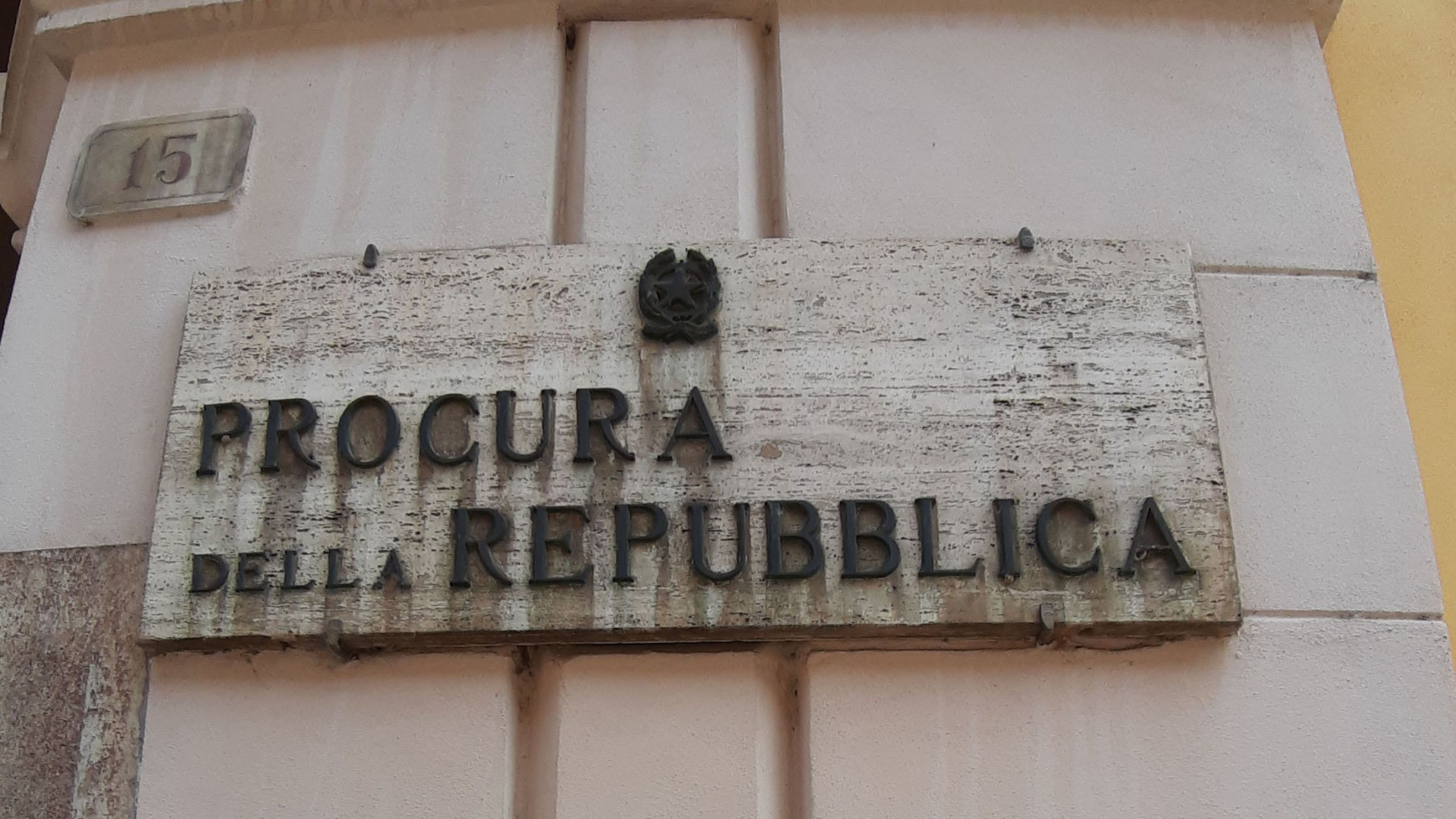 Violenza sessuale in via Scalabrini: ipotesi di reato per la diffusione del video