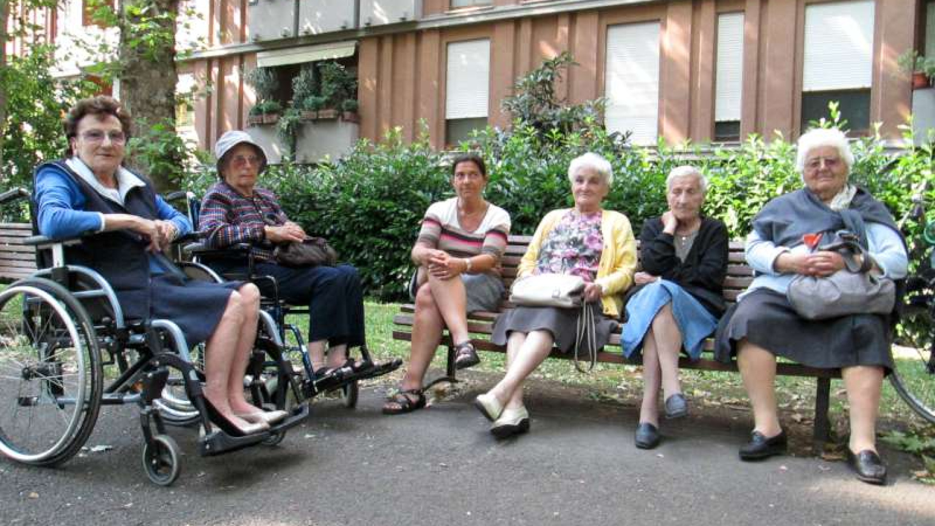 Guerra delle panchine, Amici del Facsal: "Città più sicura togliendole tutte?"