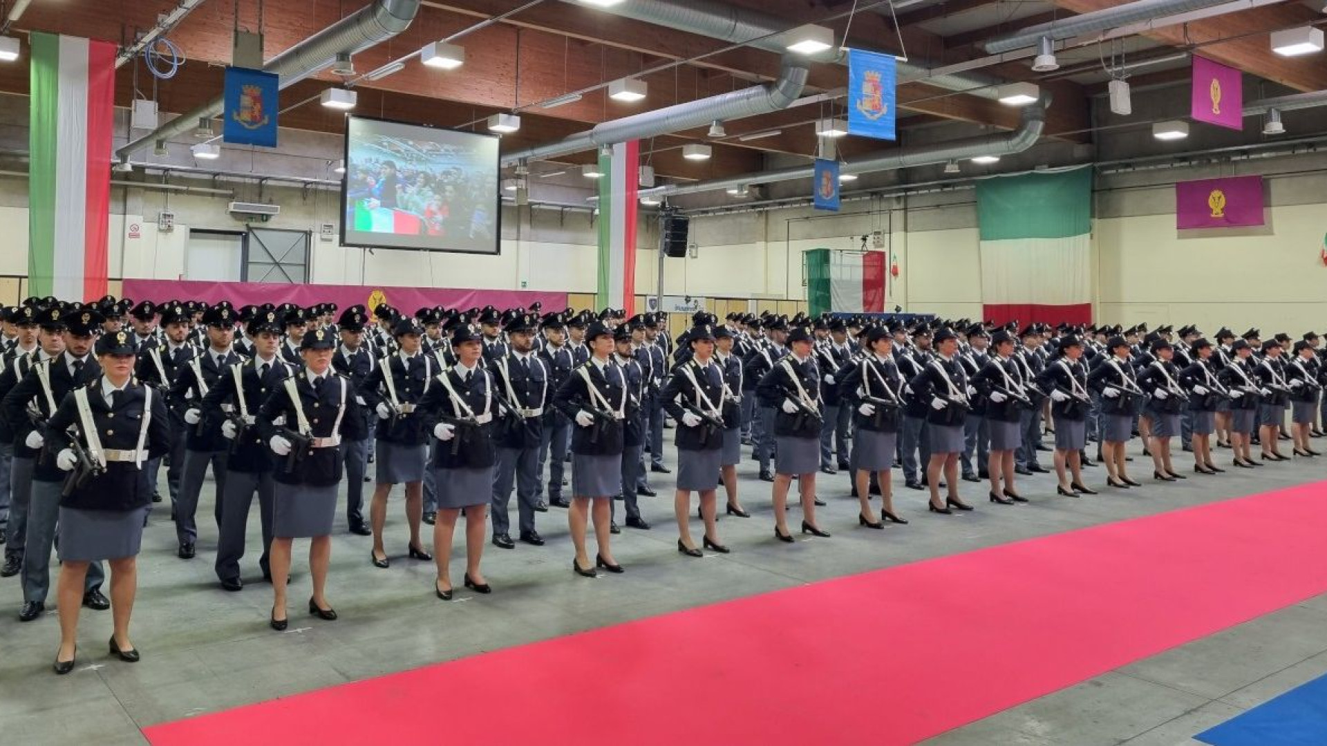 Giuramento per 208 nuovi agenti. "Chiamati a vegliare sulla libertà dei cittadini"