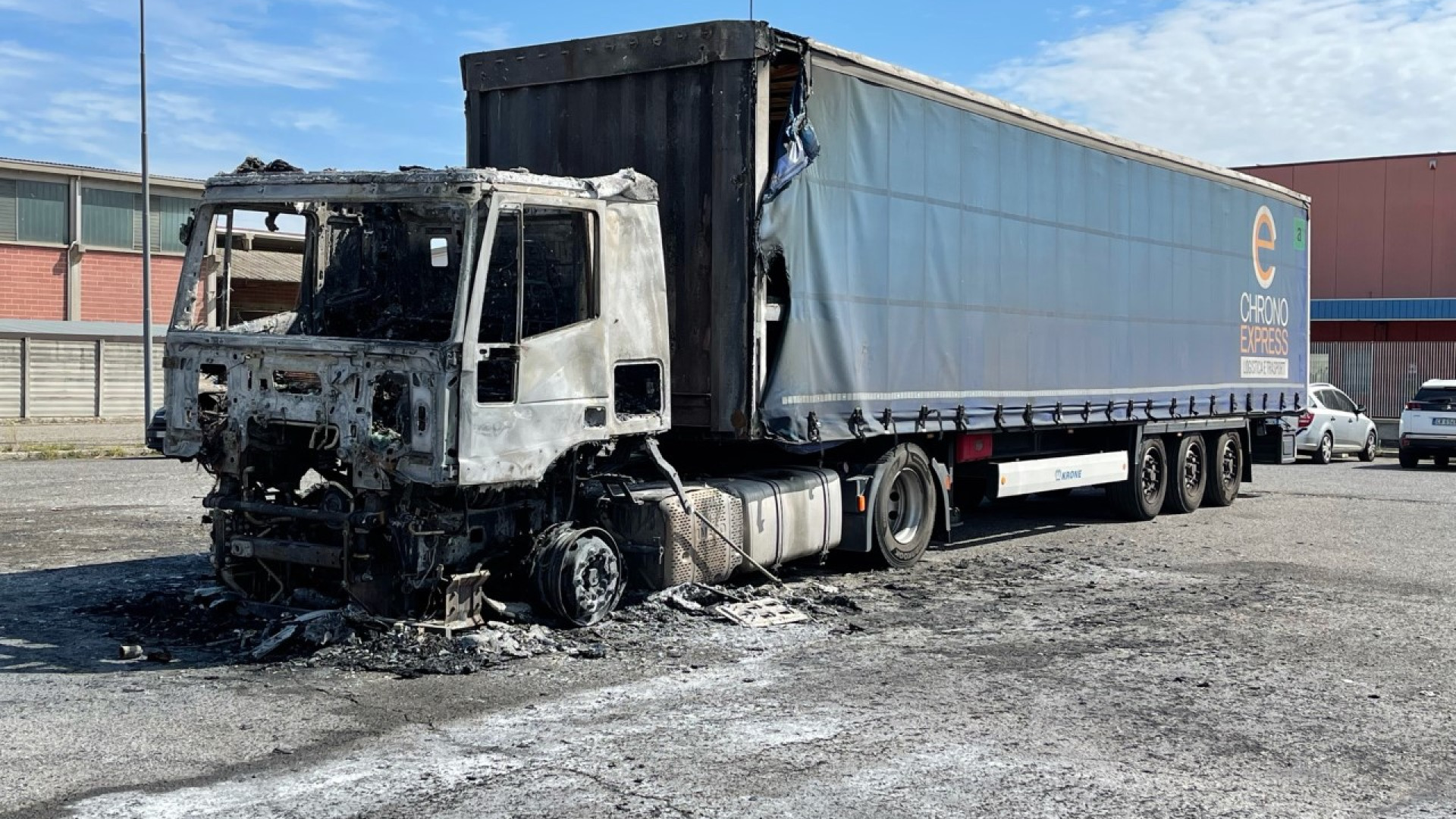 Caorsana, tir divorato dalle fiamme: Croce Verde al lavoro per il ripristino del suolo