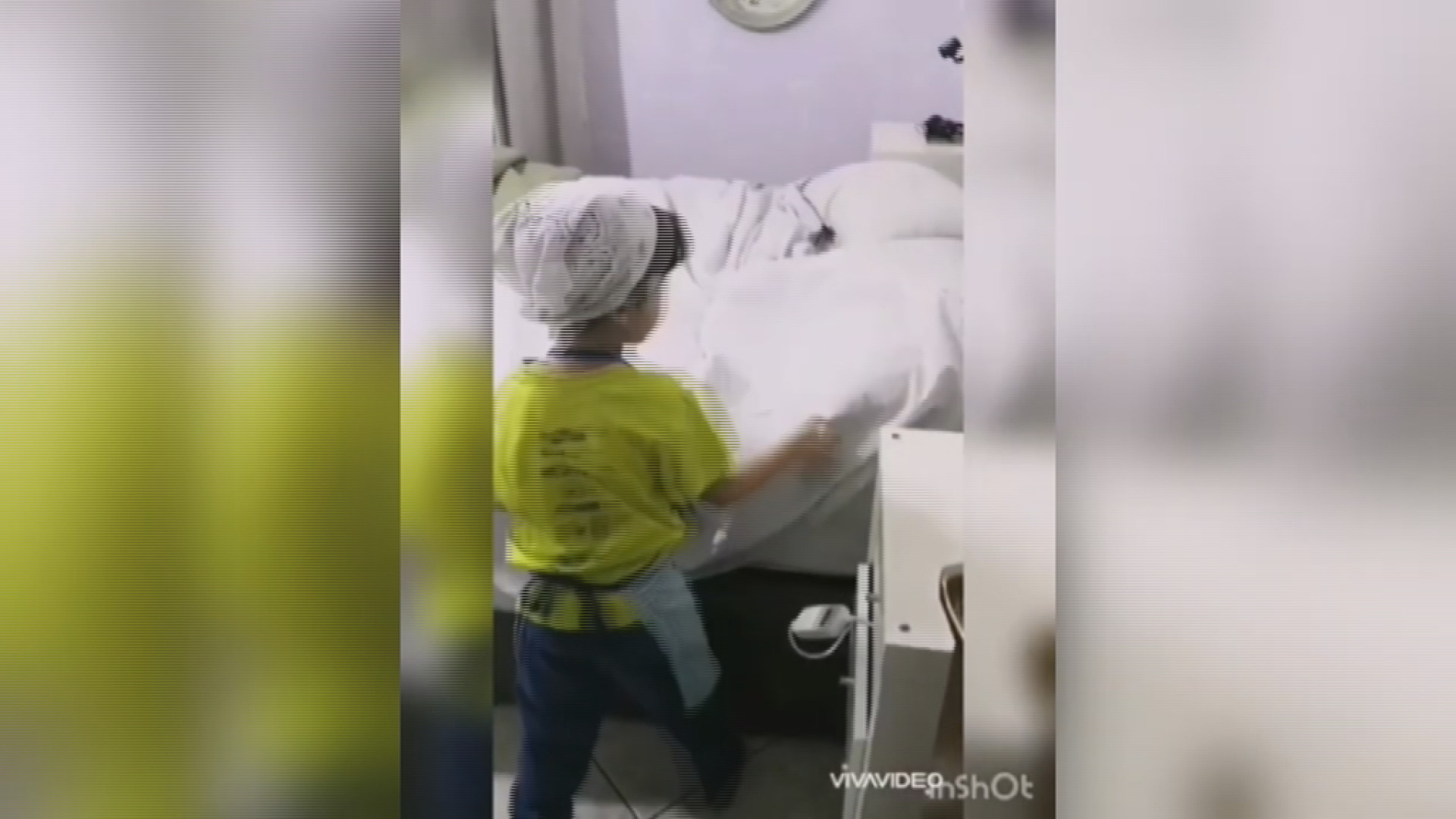 Rifare il letto e spolverare la libreria: per i bambini anche lezioni di pulizie