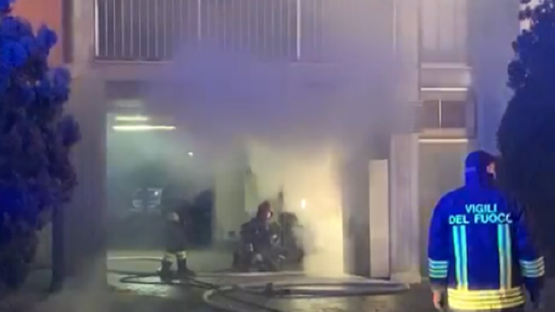Ancora un incendio doloso alle case popolari della Farnesiana. Due uomini visti fuggire