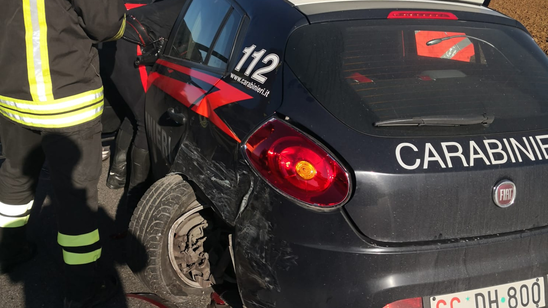 Auto dei carabinieri tamponata in Strada Valnure, due militari all'ospedale