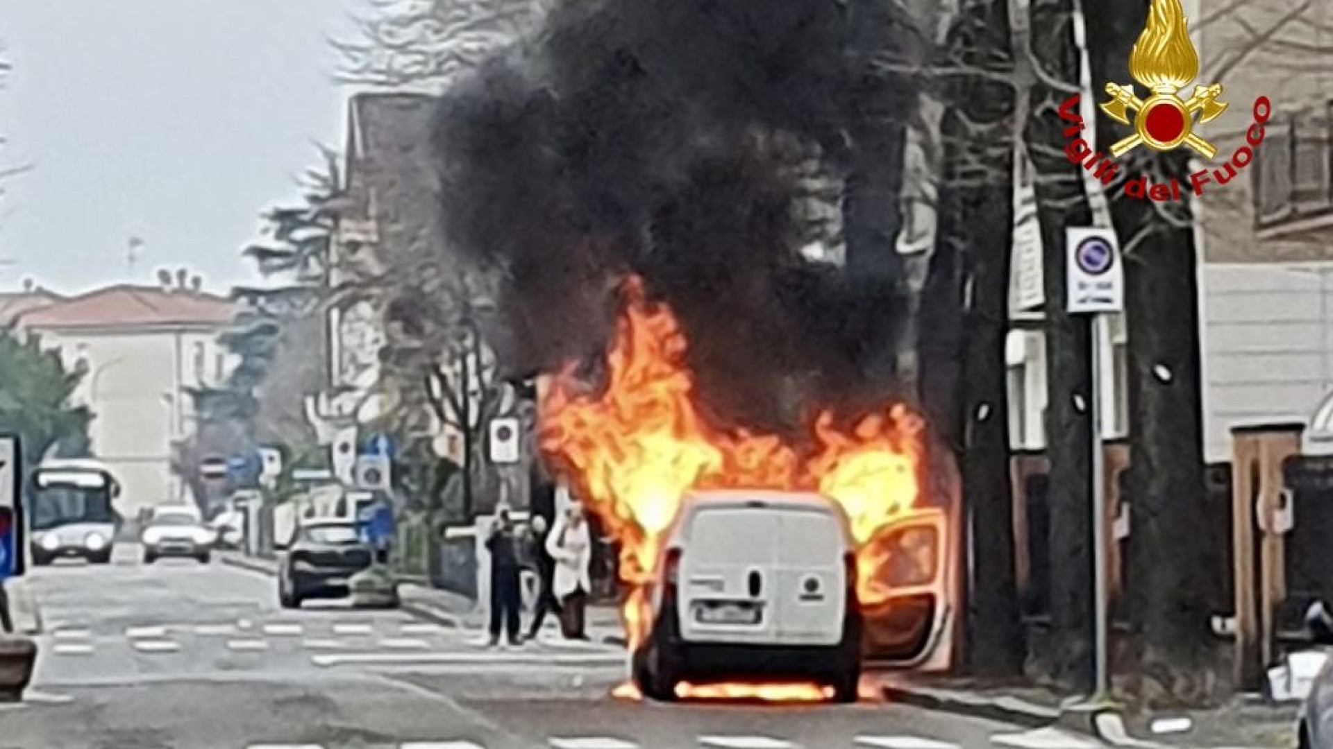 Furgone prende fuoco in via Morigi, intervengono i vigili del fuoco. Nessun ferito