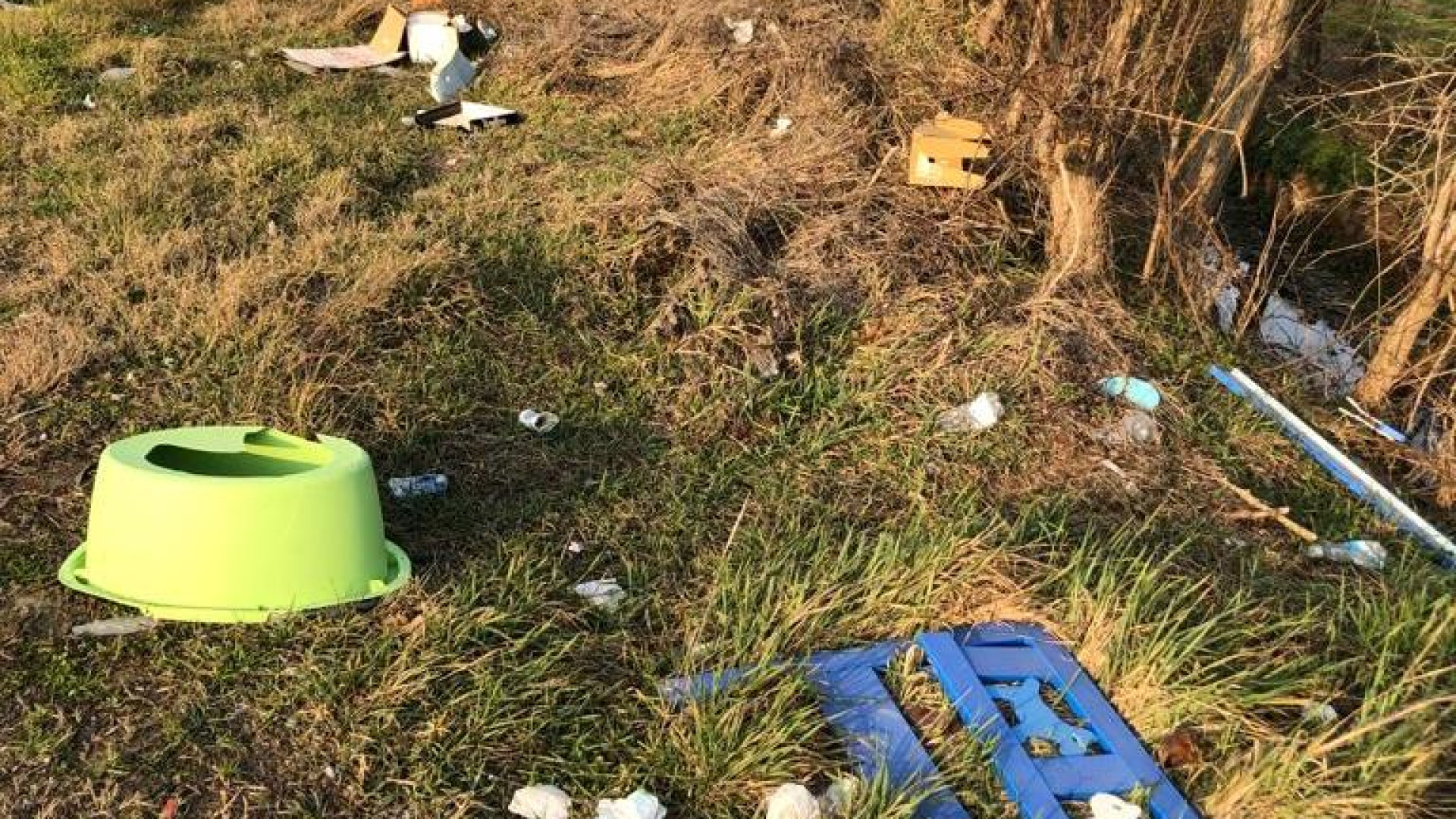Plastica e cartoni: mini discarica in strada Valnure. "Situazione fuori controllo"