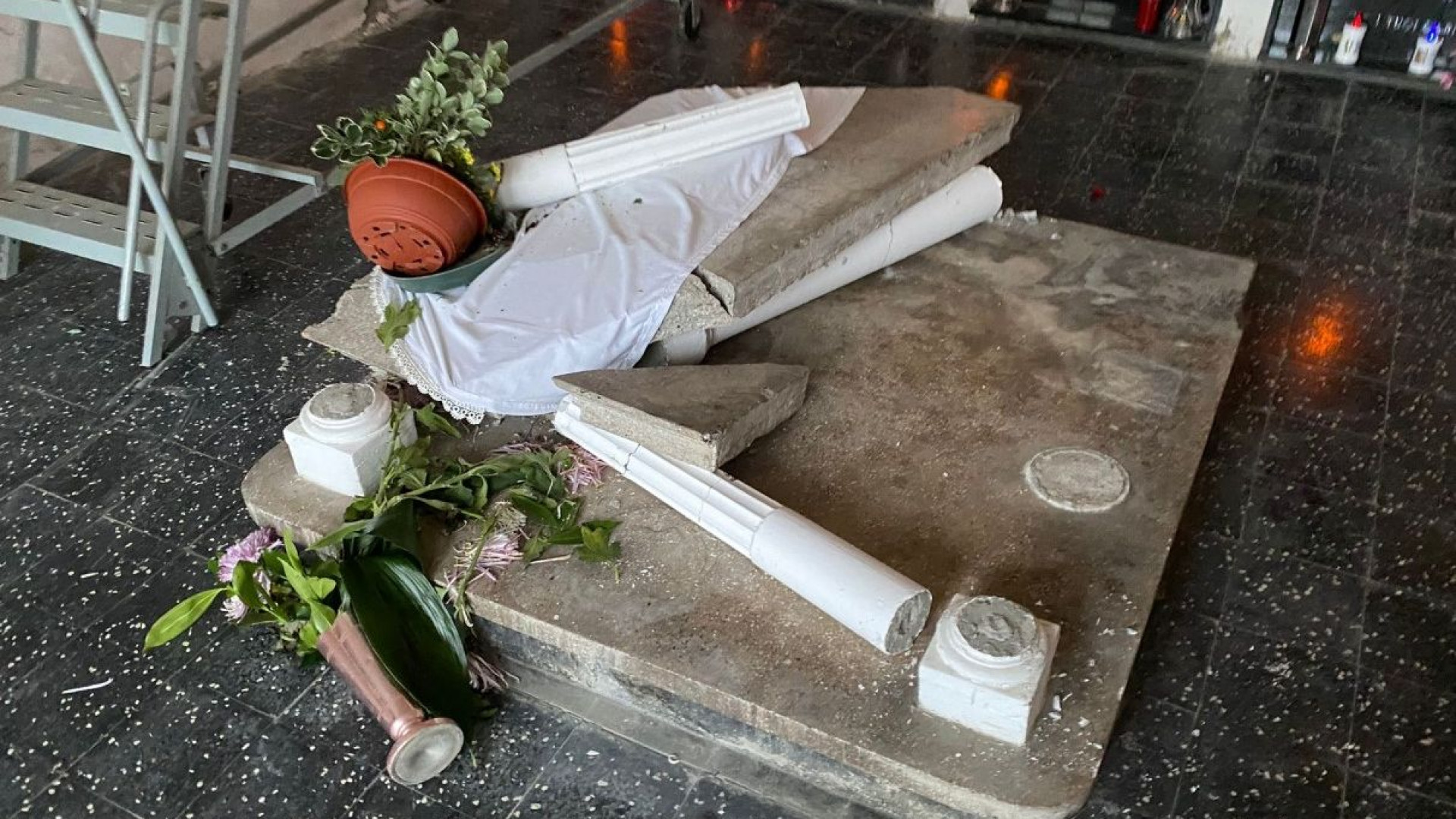 Chiavenna Landi, vandali al cimitero. Devastato l'altare nella cappella comunale