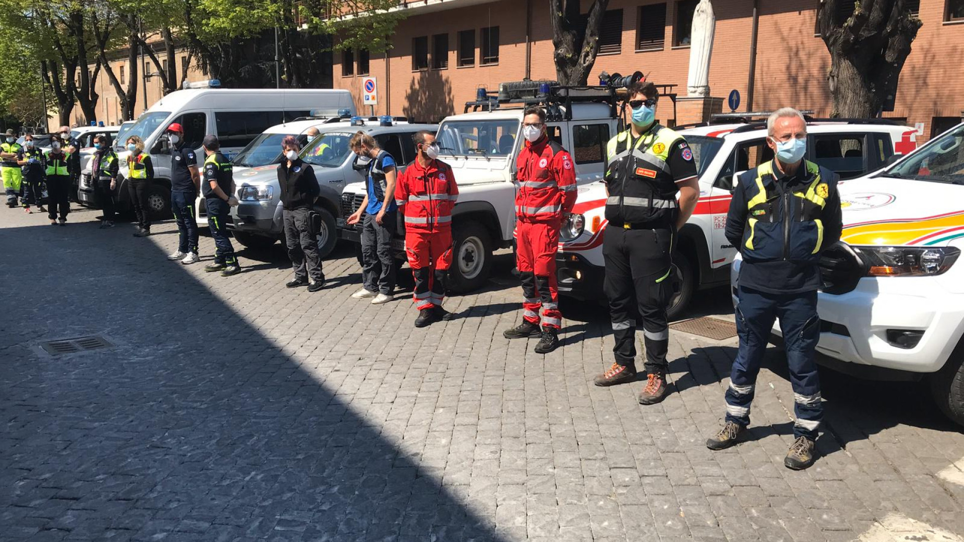 Applausi e sirene per i sanitari di Piacenza. E' il flash-mob "Noi ci siamo" della Protezione civile. Presenti Priolo e Donini