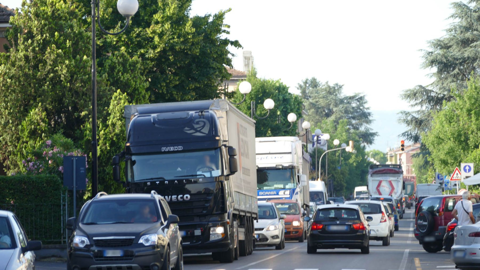 Al lavoro per un piano antismog: giardino "mangia inquinamento" e treni