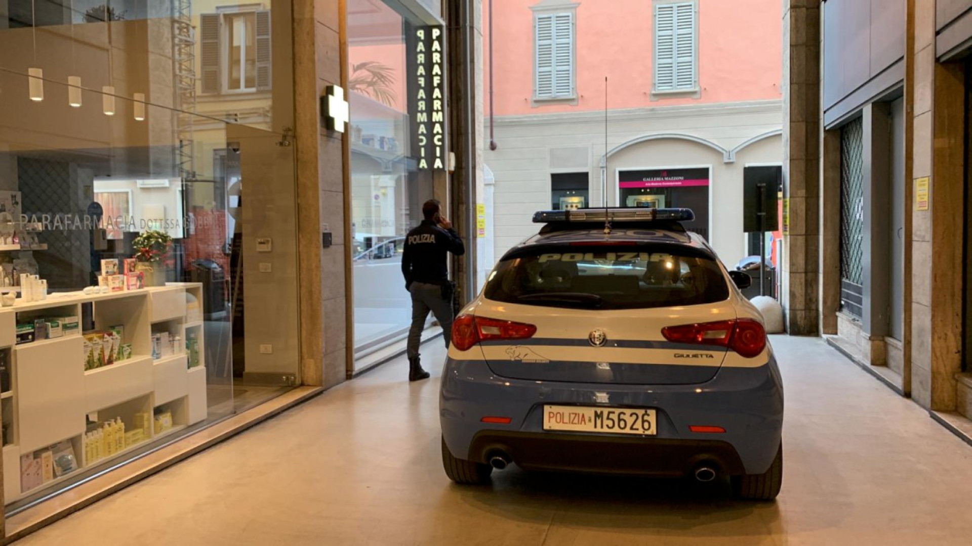 Scarica medicinali e lascia il motore acceso, un ladro scappa con il furgone