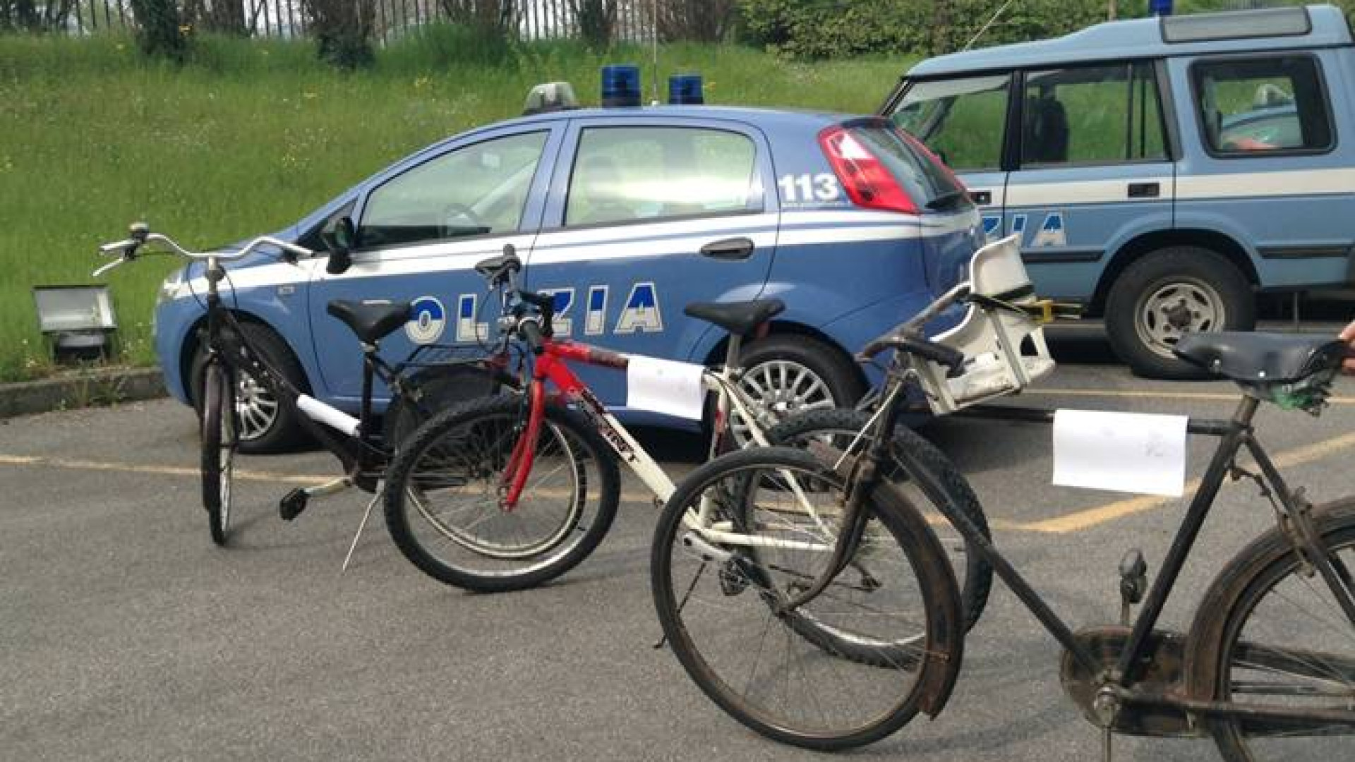 Furto in via Ferrara: la polizia cerca i proprietari delle biciclette usate dai ladri