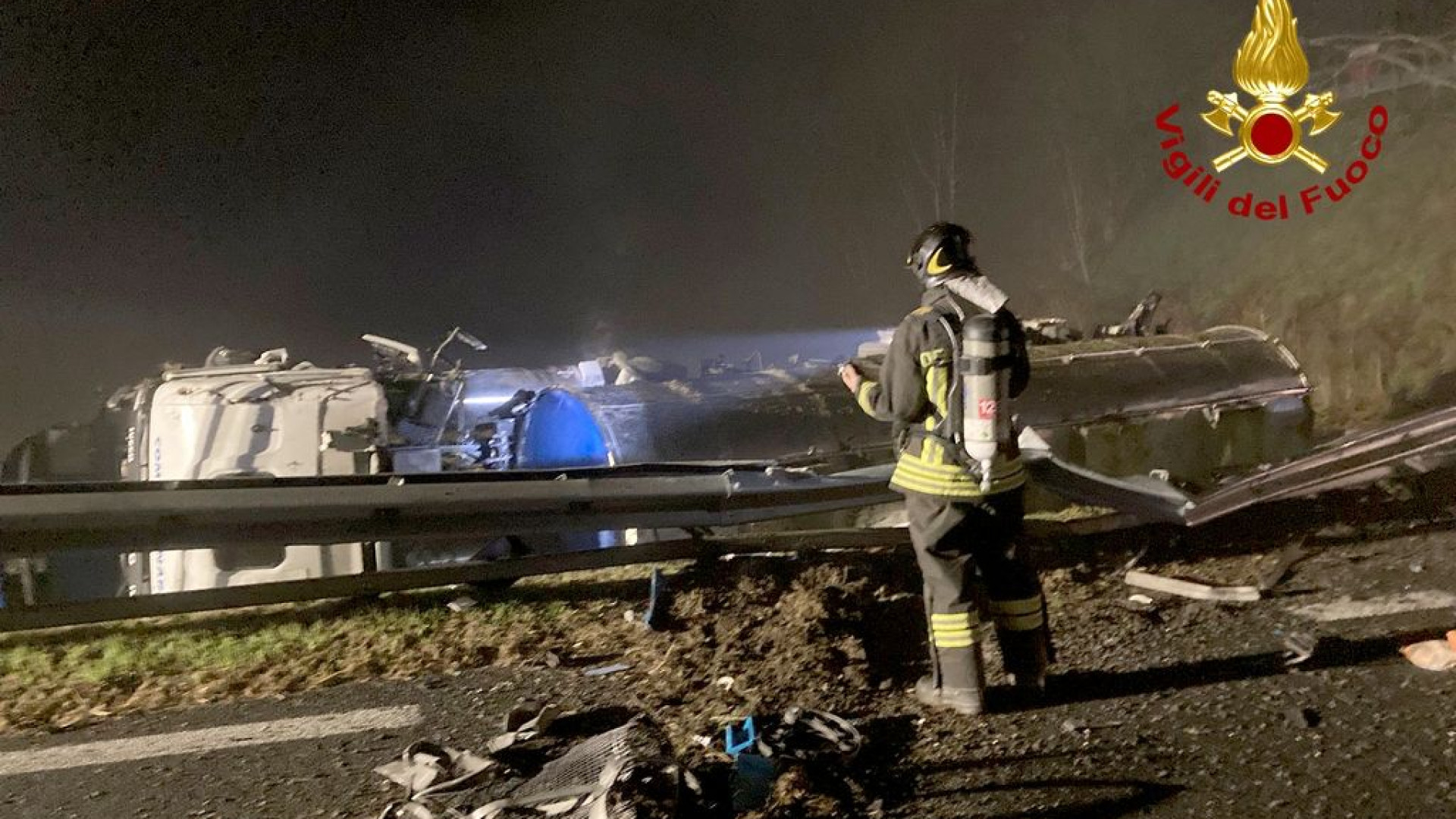 Incidente in A1, autocisterna carica di metano fuori strada all'altezza di Guardamiglio