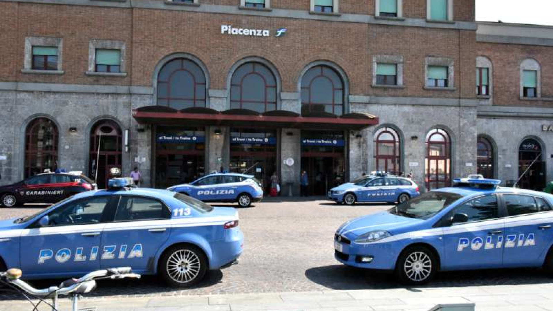 La denuncia di una giovane: "Aggredita da due sconosciuti nella zona della stazione"