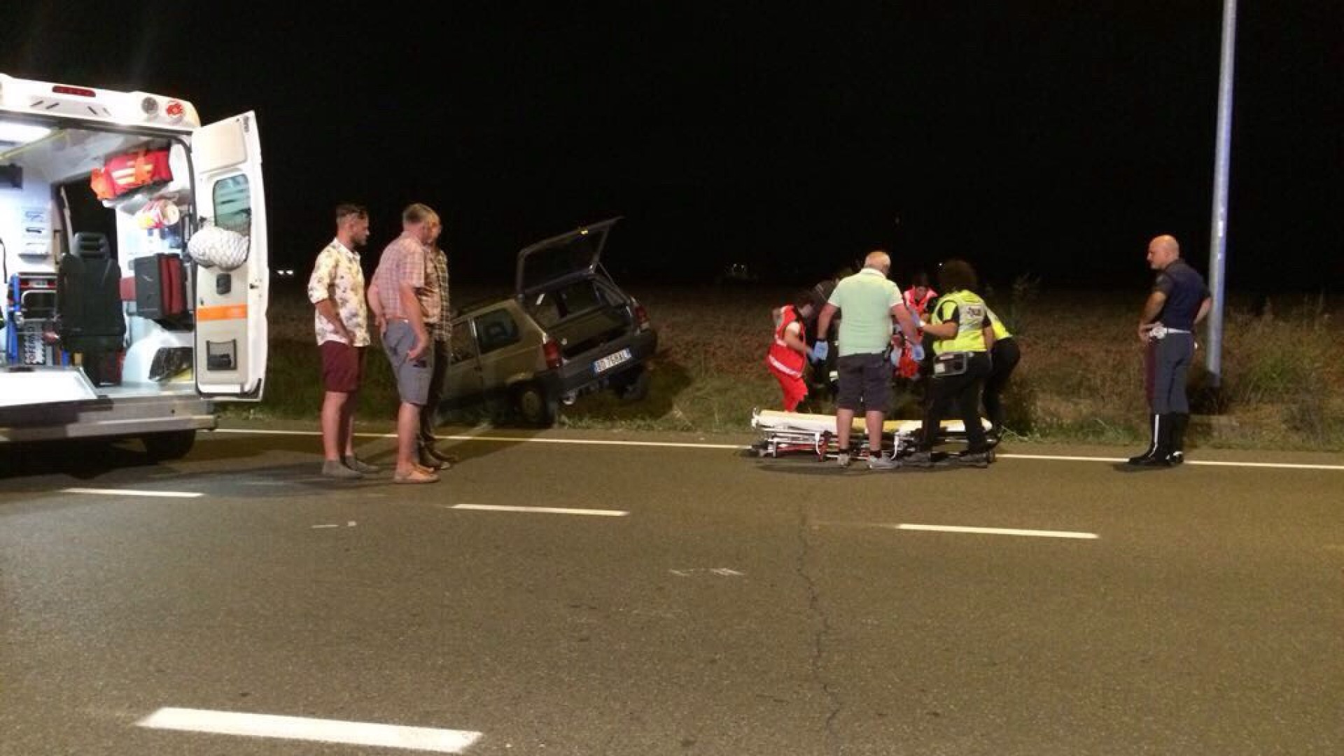 Con l'auto nel canale: conducente incastrato nell'abitacolo