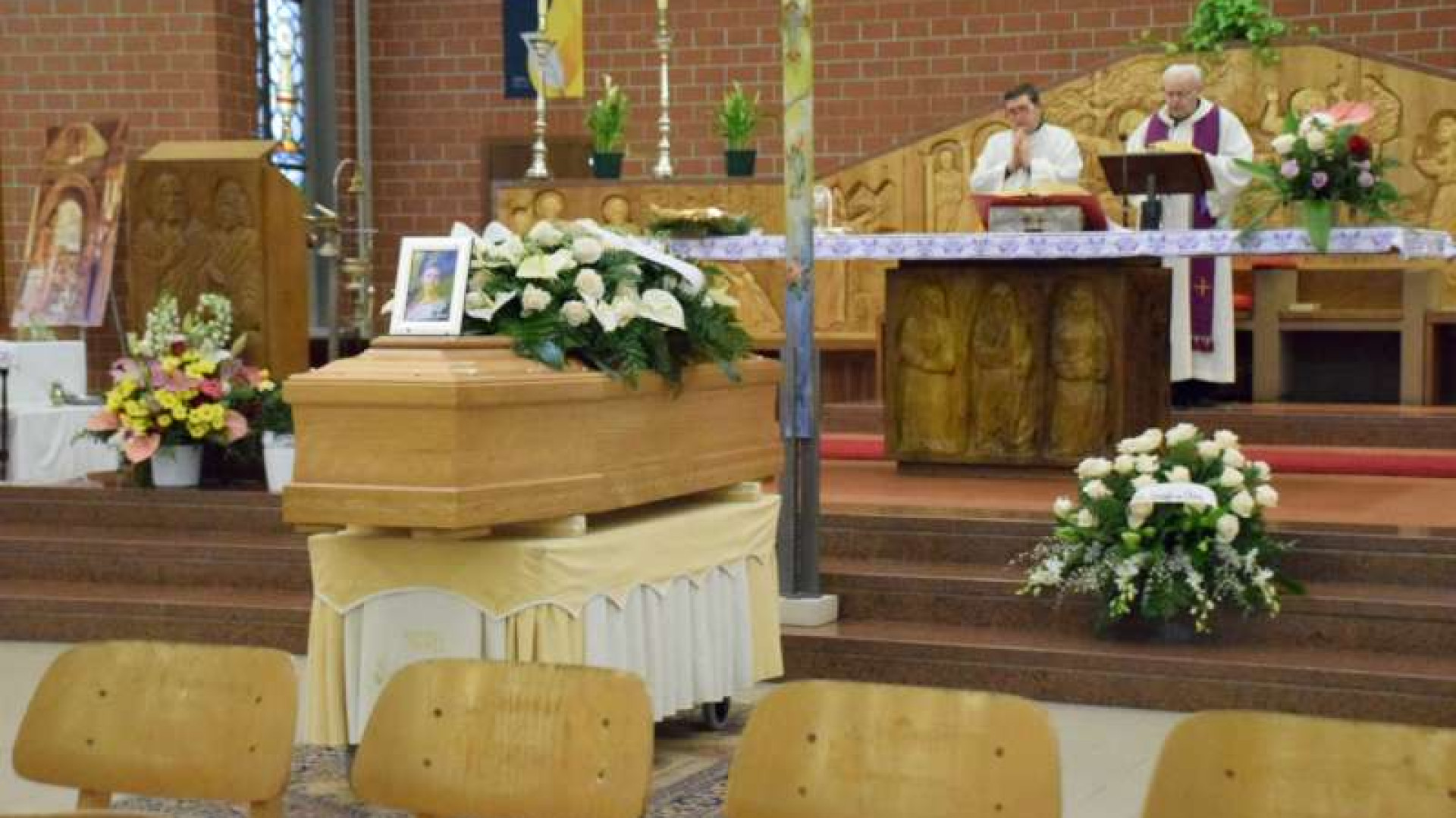 Insegnante, pittrice e giornalista: commozione ai funerali di Elena Draghi